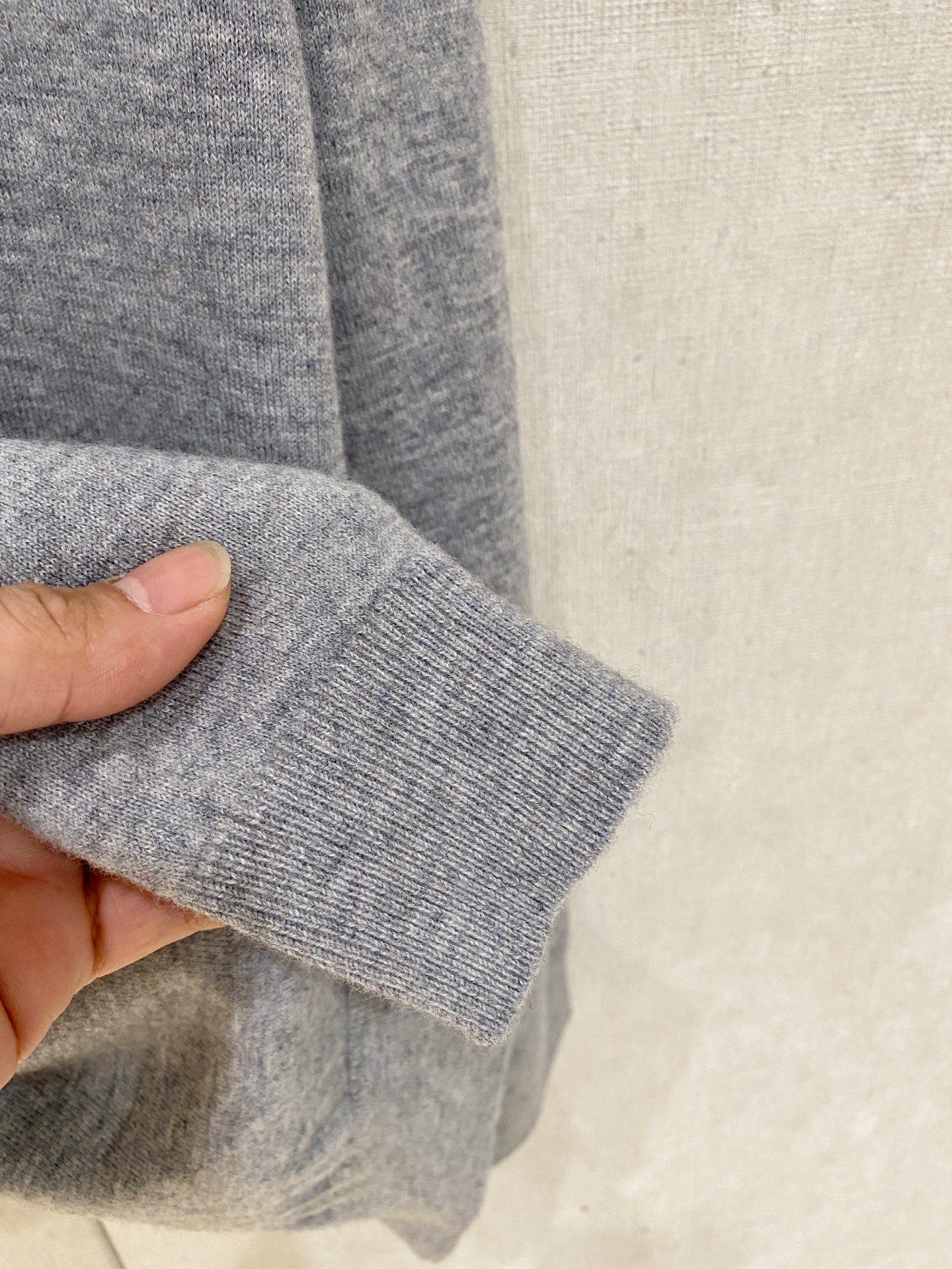 秋冬新品贸易公司渠道稀出，领先官网发售！基础款纯色针织衫单穿叠穿的好选择，修身显瘦的合身版型款式简约，螺