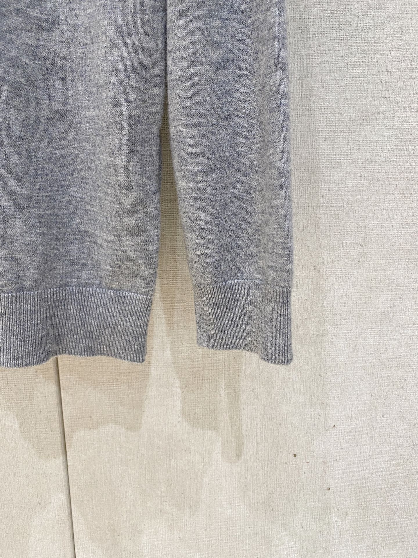 秋冬新品贸易公司渠道稀出，领先官网发售！基础款纯色针织衫单穿叠穿的好选择，修身显瘦的合身版型款式简约，螺