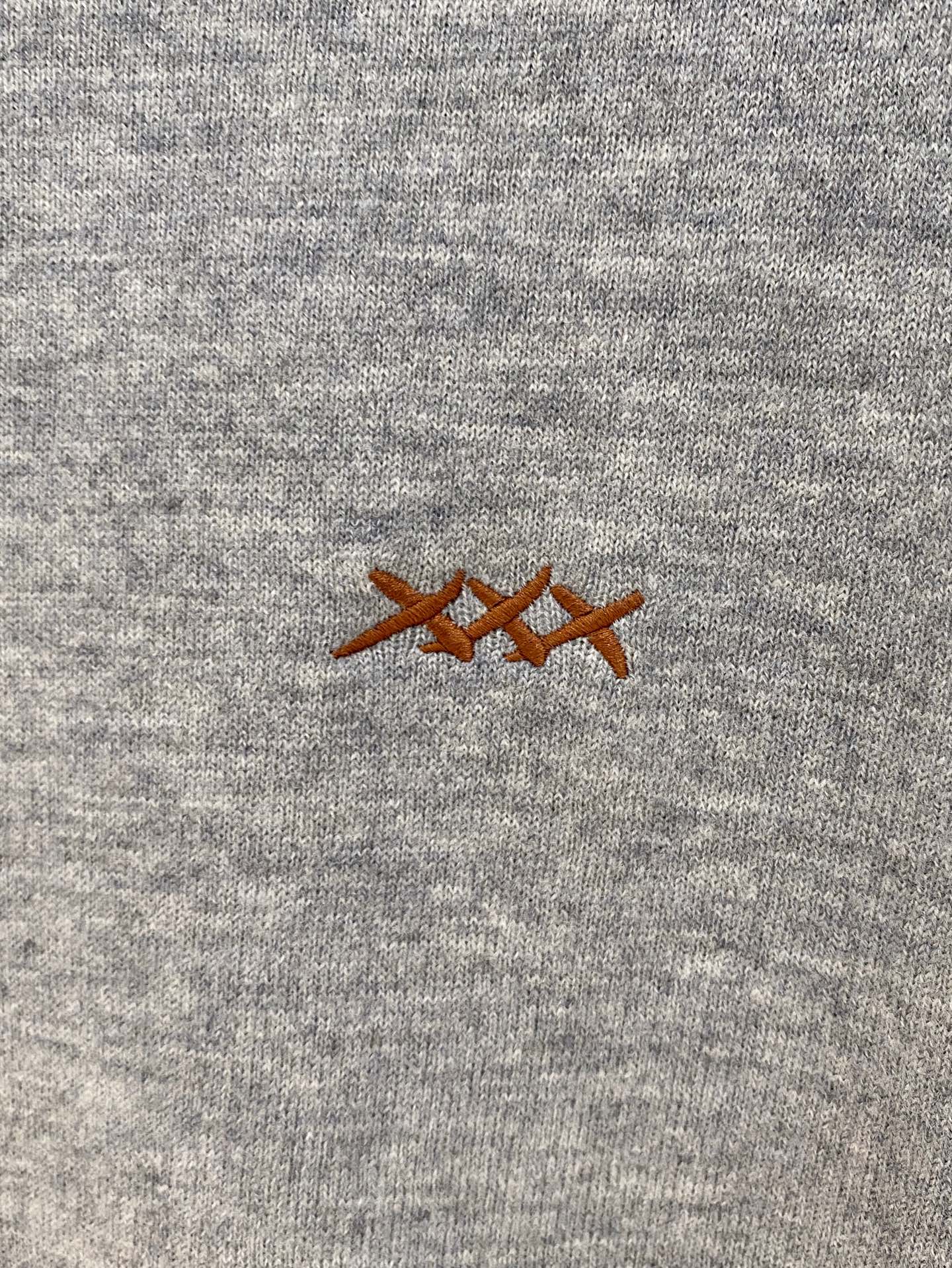 秋冬新品贸易公司渠道稀出，领先官网发售！基础款纯色针织衫单穿叠穿的好选择，修身显瘦的合身版型款式简约，螺