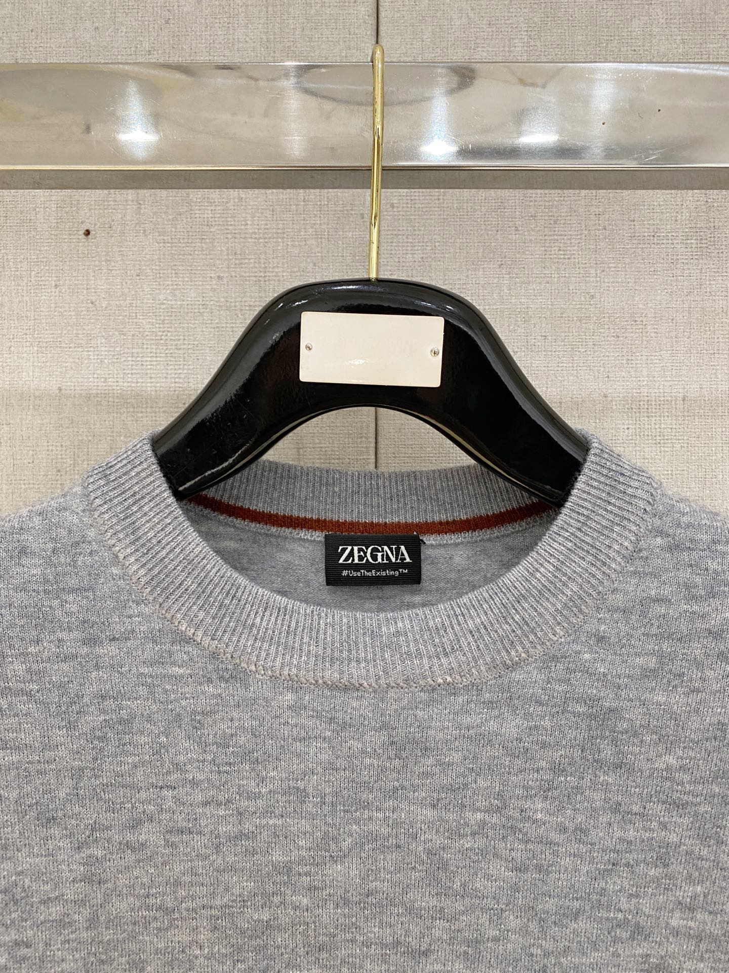 秋冬新品贸易公司渠道稀出，领先官网发售！基础款纯色针织衫单穿叠穿的好选择，修身显瘦的合身版型款式简约，螺