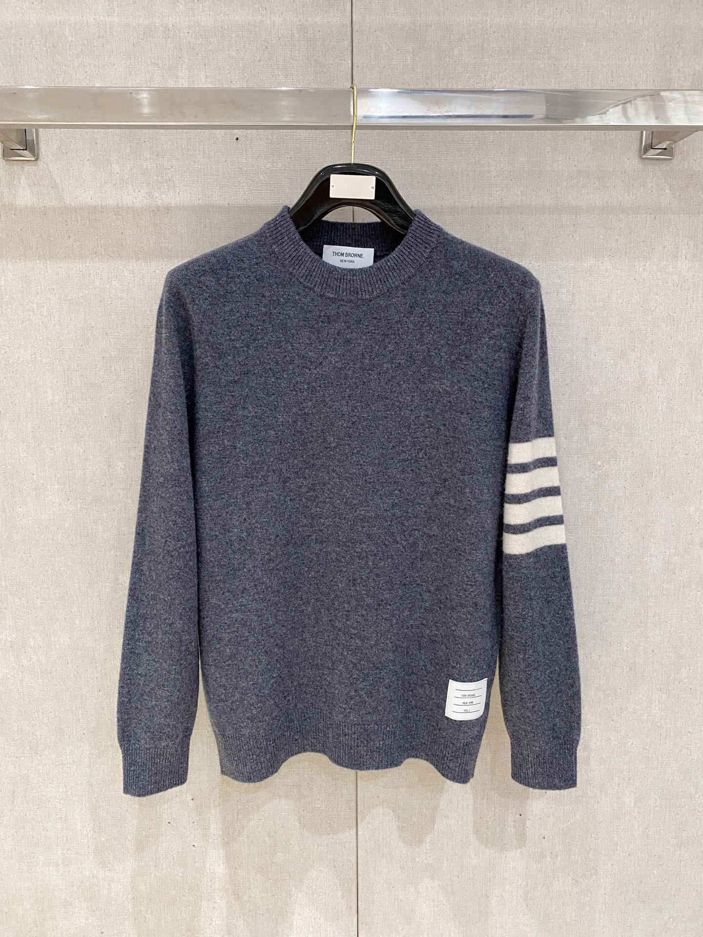 NO:550568,New autumn and winter products, trading companies have sparse channels, and are on sale on the leading official website! A good choice for single-layer wear of basic solid-color sweaters, a slim fit style that is simple, threaded round neck design enhances breathability and optimizes shoulder-neck proportions, conventional shoulder-shaped precision threading artificial seams, German JIN loom 16-needle horizontal machine process, very fine yarn fabric is flat, fine and high-end, front chest horse pictures with letters interlaced embroidery logo embellishment the whole! This sweater is specially selected for imported 80 cashmere wool blend. The sweater is made of soft and fluffy. It has a zero-pressure feeling, soft and elastic. The high-quality cashmere yarn has excellent elasticity. It stretches with the body shape and brings a soft and ultimate warm feeling to the skin. The garment shape is built in a combination, but the elastic tolerance makes people love it! High-quality wool is selected, which is more slender and softer than other wools, with excellent drape and dynamic feeling. The fiber fineness close to cashmere makes its touch similar to cashmere, making it more durable to wear and wear, and is not easy to pill. The round neck design is cold to protect the warmth of the neck. The widened classic small half-round neck is 3.5cm and not easy to deform. The natural elastic fiber is comfortable to fit and has a certain thickness. It can run through the entire autumn and winter, but the upper body is not bound, pressure-free, and is gentle and without objects! Size M-3XL Model M Size Shoulder Width 43 Bust 100 Sleeve Long 64 Clothes L Size Shoulder Width 44 Bust 104 Sleeve Long 65 Clothes L Size XL Size Shoulder Width 45 Bust 108 Sleeve Long 66 Clothes Length 69 2XL Size Shoulder Width 46 Bust 112 Sleeve Long 67 Clothes Length 70 3XL Size Shoulder Width 47 Bust 116 Sleeve Long 68 Clothes Length 71, Sweaters, alexander wang19860909秋冬新品 贸易公司渠道稀出,领先官网发售！基础款纯色针织衫单穿叠穿的好选择,修身显瘦的合身版型款式简约,螺纹圆领设计提气且优化肩颈比例,常规肩型精密走线人工套缝,德国JIN口织机16针横机工艺,纱线非常的细织制的面料平整细密高端,前胸马图字母交错刺绣徽标点缀整体！ 该毛衣精选客供进口80山羊绒羊毛混纺打造,外观柔软蓬松度打造的针织衫零压感,柔软有弹性,优质羊绒纱线具有极佳的弹性,随体型拉伸,为肌肤带来柔软和極致温暖的感受,打造处的衣型合体,但弹力包容度让人爱不释手！甄选高品质羊毛,与其他羊毛相比更为纤细柔软,拥有优良的垂坠和动感,接近羊绒的纤维细度使得其触感与羊绒相仿,更加耐穿耐磨不易起球,圆领设计严寒护颈的温暖,加宽的经典小半圆领3.5cm不易变形,天然弹力纤维舒适贴合有一定的厚度,能贯穿整个秋冬但上身却无束缚、无压力,轻柔无物！ 尺码M-3XL 款号 M码肩宽43胸围100袖长64衣长67 L码肩宽44胸围104袖长65衣长68 XL码肩宽45胸围108袖长66衣长69 2XL码肩宽46胸围112袖长67衣长70 3XL码肩宽47胸围116袖长68衣长71,,sweaters,alexander wang,Men's clothing