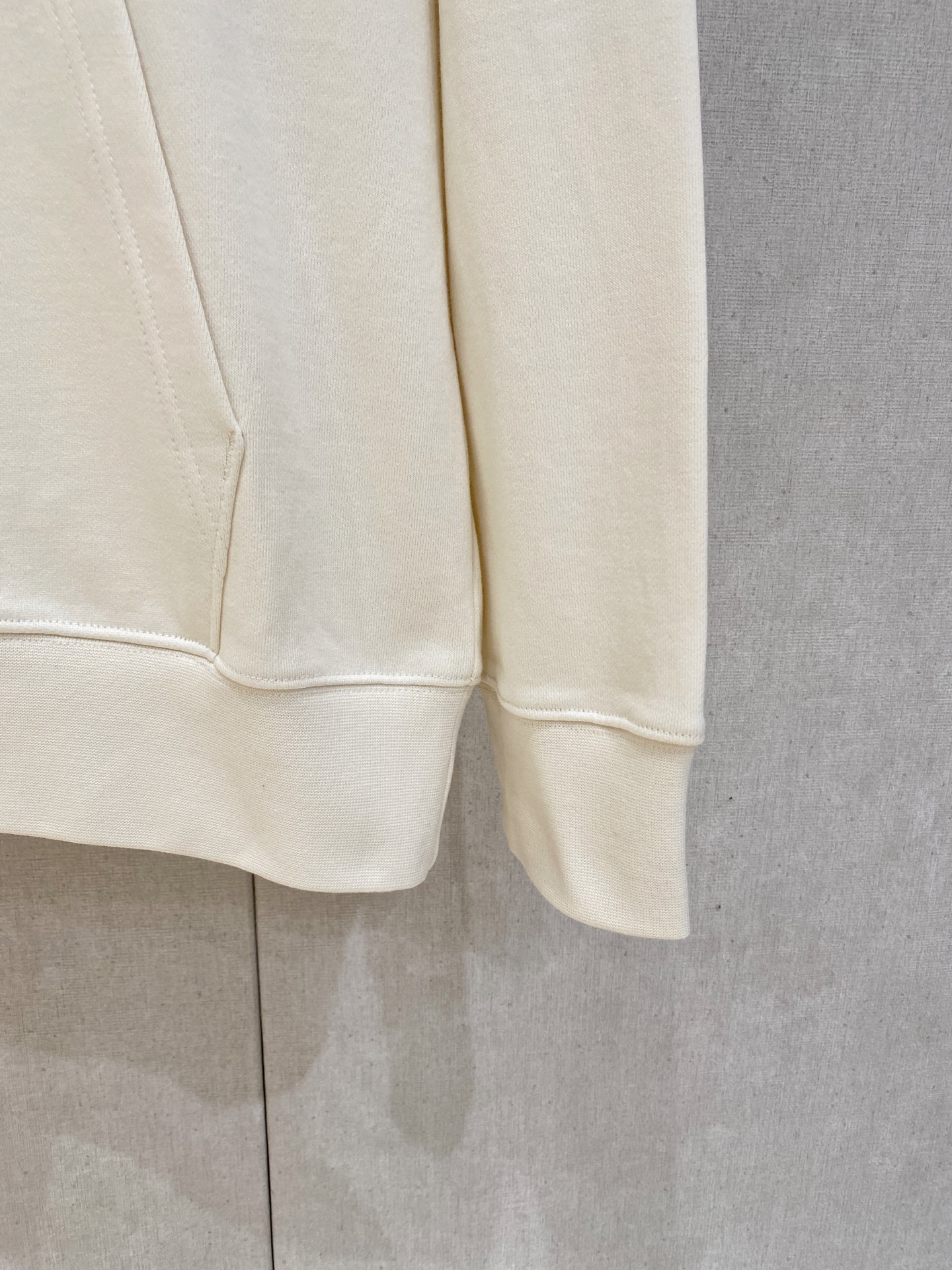 AMR 2025FW秋冬新品 休闲连帽卫衣 高端气质型必入的极品款式，一款极具腔调感与魅力的单品！细节精