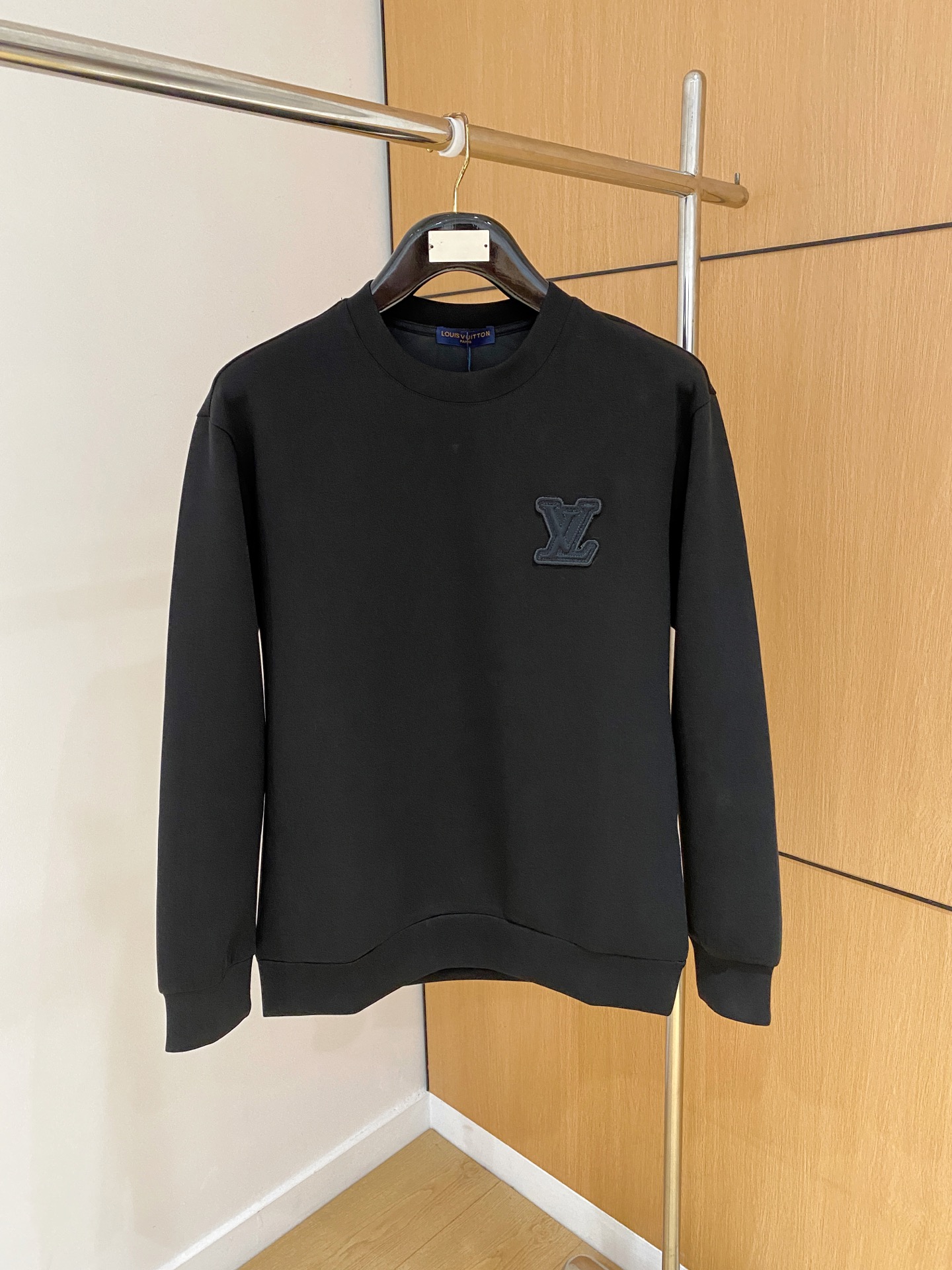 NO:628425,LV 2025 autumn and winter men's letter logo pullover space cotton sweatshirt. Classic OS version, simple yet stylish. Daily sports and leisure business without pressure...Customer-supplied space knitted cotton, made through micro-knitting three-dimensional process, the inside is as neat as scales, super texture, breathable and comfortable, the details and soft touch are invincible, the first choice for single wear and inner wear! Color black white Size XS/S/M/L,, louis  vuitton,hoodie,sweatshirts,alexander wang19860909LV 2025秋冬男士字母标识套头太空棉卫衣 经典OS版型,简约而不失格调.日常运动休闲商务毫无压力... 客供太空针织棉,经由微型针织立体工艺过程制作,内里鳞甲般工整,质感超强,透气舒适,细节感和触感柔更是无敌,单穿内搭首选! 颜色黑色 白色 尺码XS/S/M/L,,louis vuitton,hoodie,sweatshirts,alexander wang,Men's clothing