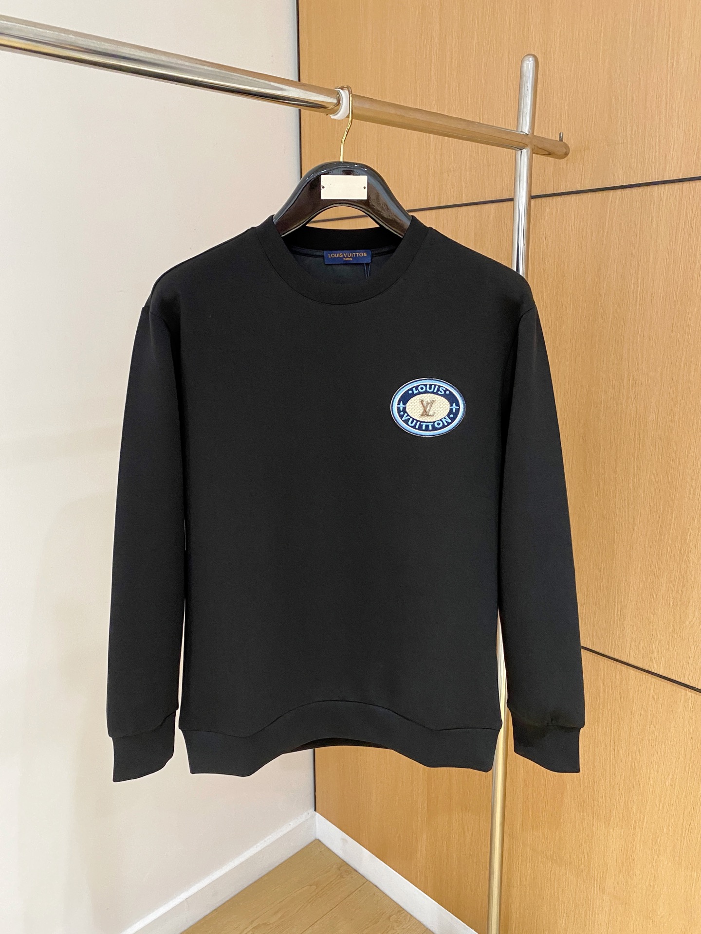 NO:628511,LV 2025 autumn and winter men's letter logo pullover space cotton sweatshirt. Classic OS version, simple yet stylish. Daily sports and leisure business without pressure...Customer-supplied space knitted cotton, made through micro-knitting three-dimensional process, the inside is as neat as scales, super texture, breathable and comfortable, the details and soft touch are invincible, the first choice for single wear and inner wear! Color black white Size XS/S/M/L,, louis  vuitton,hoodie,sweatshirts,alexander wang19860909LV 2025秋冬男士字母标识套头太空棉卫衣 经典OS版型,简约而不失格调.日常运动休闲商务毫无压力... 客供太空针织棉,经由微型针织立体工艺过程制作,内里鳞甲般工整,质感超强,透气舒适,细节感和触感柔更是无敌,单穿内搭首选! 颜色黑色 白色 尺码XS/S/M/L,,louis vuitton,hoodie,sweatshirts,alexander wang,Men's clothing