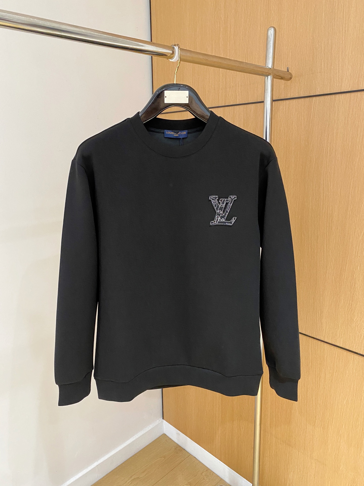 NO:628441,LV 2025 autumn and winter men's letter logo pullover space cotton sweatshirt. Classic OS version, simple yet stylish. Daily sports and leisure business without pressure...Customer-supplied space knitted cotton, made through micro-knitting three-dimensional process, the inside is as neat as scales, super texture, breathable and comfortable, the details and soft touch are invincible, the first choice for single wear and inner wear! Color black white Size XS/S/M/L,, louis  vuitton,hoodie,sweatshirts,alexander wang19860909LV 2025秋冬男士字母标识套头太空棉卫衣 经典OS版型,简约而不失格调.日常运动休闲商务毫无压力... 客供太空针织棉,经由微型针织立体工艺过程制作,内里鳞甲般工整,质感超强,透气舒适,细节感和触感柔更是无敌,单穿内搭首选! 颜色黑色 白色 尺码XS/S/M/L,,louis vuitton,hoodie,sweatshirts,alexander wang,Men's clothing