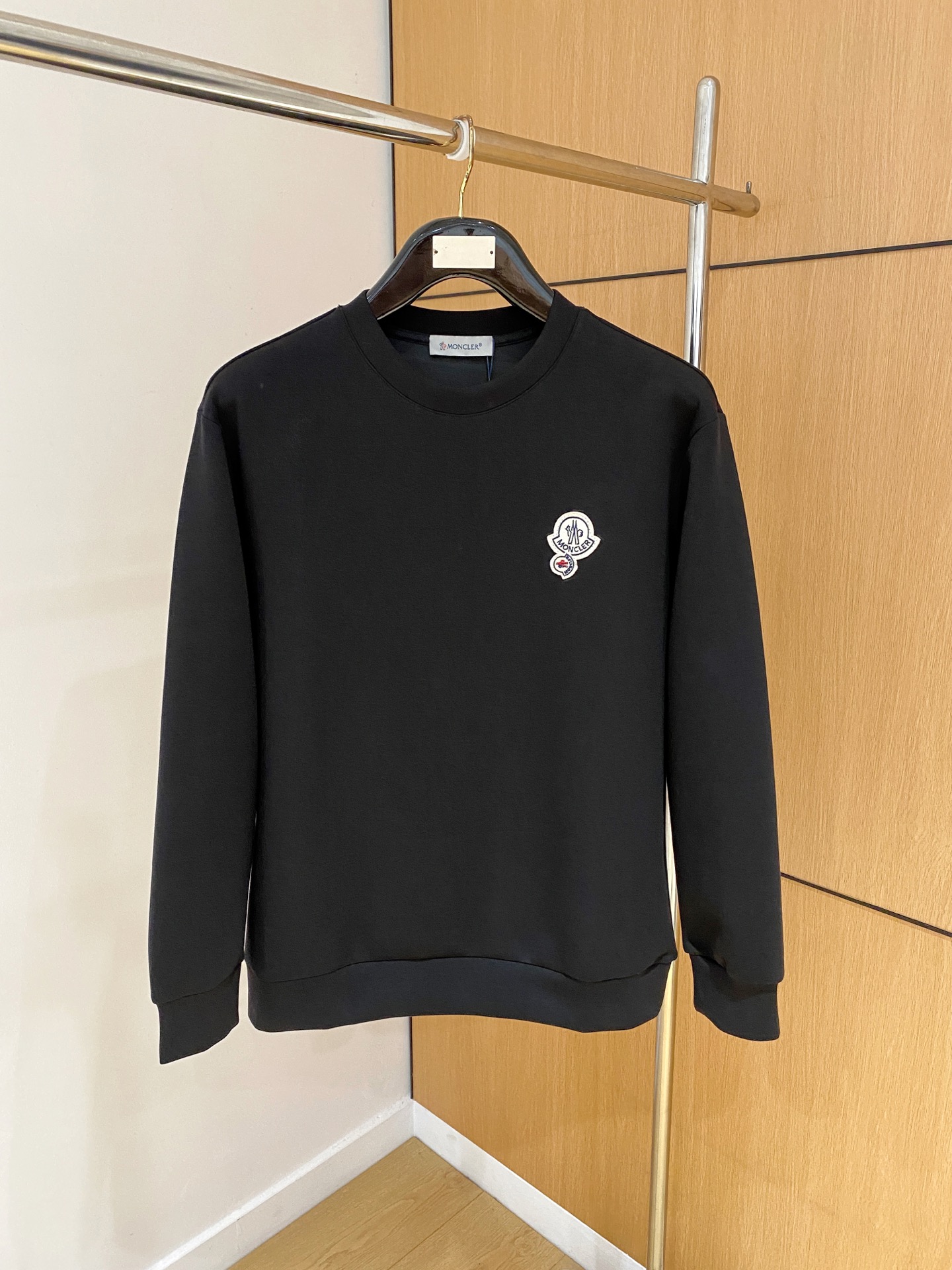 NO:628413,Meng Mouth 2025 Autumn and Winter Men's Letter Logo Pullover Space Cotton Sweatshirt Classic OS version, simple yet stylish. Daily sports and leisure business without pressure...Customer-supplied space knitted cotton, made through micro-knitting three-dimensional process, the inside is as neat as scales, super texture, breathable and comfortable, the details and soft touch are invincible, the first choice for wearing alone! Color Black White  Size XS/S/M/L,,Moncler,hoodie,sweatshirts,alexander wang19860909蒙口 2025秋冬男士字母标识套头太空棉卫衣 经典OS版型,简约而不失格调.日常运动休闲商务毫无压力... 客供太空针织棉,经由微型针织立体工艺过程制作,内里鳞甲般工整,质感超强,透气舒适,细节感和触感柔更是无敌,单穿内搭首选! 颜色黑色 白色 尺码XS/S/M/L,,Moncler,hoodie,sweatshirts,alexander wang,Men's clothing