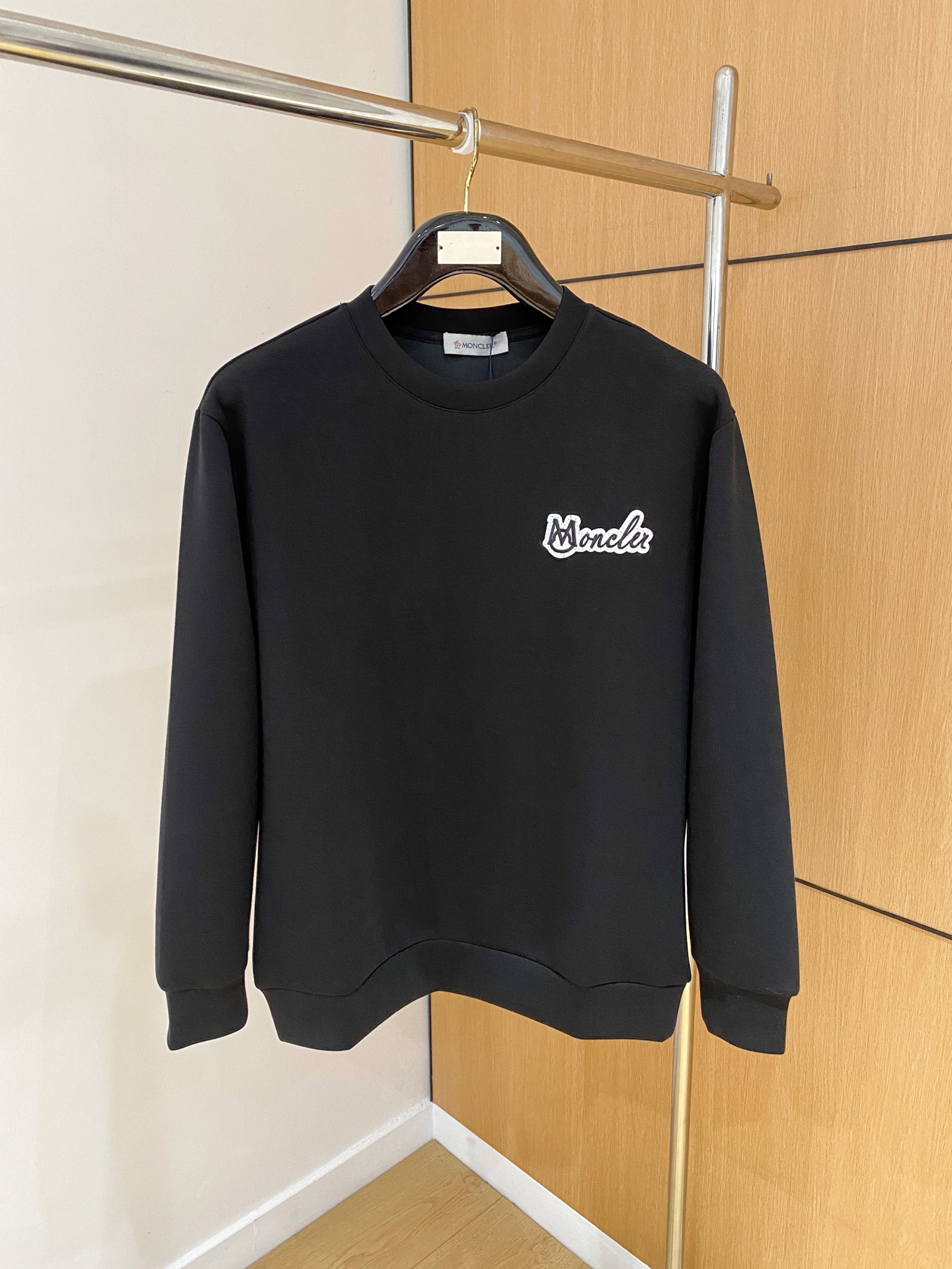 NO:628399,Meng Mouth 2025 Autumn and Winter Men's Letter Logo Pullover Space Cotton Sweatshirt Classic OS version, simple yet stylish. Daily sports and leisure business without pressure...Customer-supplied space knitted cotton, made through a micro-knitting three-dimensional process, the inside is as neat as scales, has a super texture, is breathable and comfortable, and has an invincible sense of detail and soft touch. It is the first choice for wearing alone! Color Black White  Size XS/S/M/L,,Moncler,hoodie,sweatshirts,alexander wang19860909蒙口 2025秋冬男士字母标识套头太空棉卫衣 经典OS版型,简约而不失格调.日常运动休闲商务毫无压力... 客供太空针织棉,经由微型针织立体工艺过程制作,内里鳞甲般工整,质感超强,透气舒适,细节感和触感柔更是无敌,单穿内搭首选! 颜色黑色 白色 尺码XS/S/M/L,,Moncler,hoodie,sweatshirts,alexander wang,Men's clothing