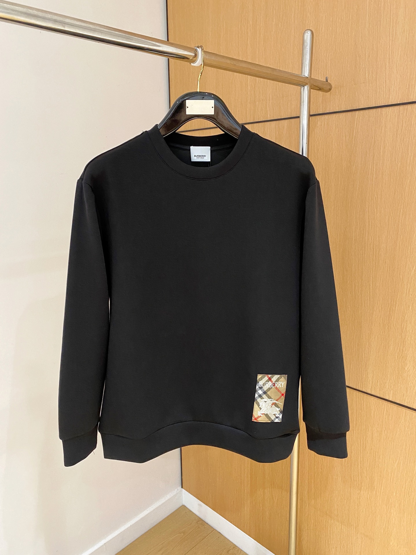 NO:628454,Burberry 2025 Autumn and Winter Men's Letter Logo Pullover Space Cotton Sweatshirt Classic OS version, simple yet stylish. Daily sports and leisure business without pressure...Customer-supplied space knitted cotton, made through a micro-knitting three-dimensional process, the interior is as neat as scales, has a super texture, is breathable and comfortable, and has an invincible sense of detail and soft touch. It is the first choice for wearing alone! Color Black White  Size XS/S/M/L,,burberry,hoodie,sweatshirts,alexander wang19860909巴宝莉 2025秋冬男士字母标识套头太空棉卫衣 经典OS版型,简约而不失格调.日常运动休闲商务毫无压力... 客供太空针织棉,经由微型针织立体工艺过程制作,内里鳞甲般工整,质感超强,透气舒适,细节感和触感柔更是无敌,单穿内搭首选! 颜色黑色 白色 尺码XS/S/M/L,,burberry,hoodie,sweatshirts,alexander wang,Men's clothing