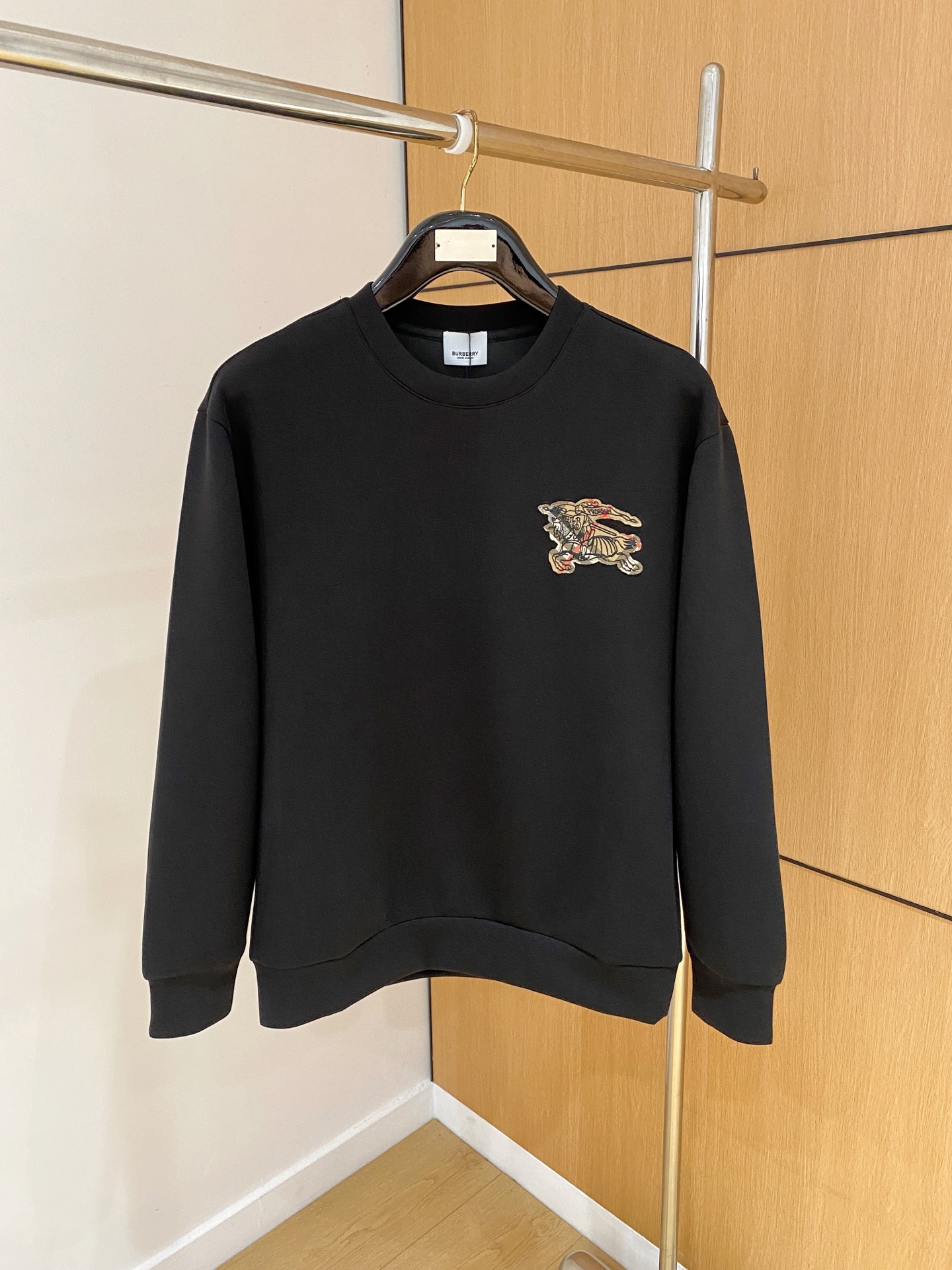 NO:628439,Burberry 2025 Autumn and Winter Men's Letter Logo Pullover Space Cotton Sweatshirt Classic OS version, simple yet stylish. Daily sports and leisure business without pressure...Customer-supplied space knitted cotton, made through a micro-knitting three-dimensional process, the interior is as neat as scales, has a super texture, is breathable and comfortable, and has an invincible sense of detail and soft touch. It is the first choice for wearing alone! Color Black White  Size XS/S/M/L,,burberry,hoodie,sweatshirts,alexander wang19860909巴宝莉 2025秋冬男士字母标识套头太空棉卫衣 经典OS版型,简约而不失格调.日常运动休闲商务毫无压力... 客供太空针织棉,经由微型针织立体工艺过程制作,内里鳞甲般工整,质感超强,透气舒适,细节感和触感柔更是无敌,单穿内搭首选! 颜色黑色 白色 尺码XS/S/M/L,,burberry,hoodie,sweatshirts,alexander wang,Men's clothing