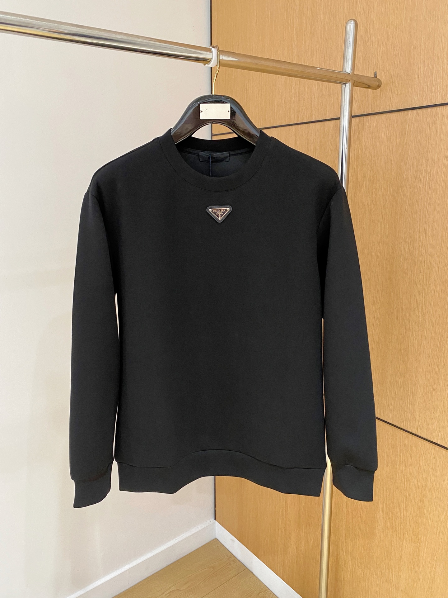 NO:628396,Prada 2025 Autumn and Winter Men's Letter Logo Pullover Space Cotton Sweatshirt Classic OS version, simple yet stylish. Daily sports and leisure business without pressure...Customer-supplied space knitted cotton, made through a micro-knitting three-dimensional process, the interior is as neat as scales, has a super texture, is breathable and comfortable, and has an invincible sense of detail and soft touch. It is the first choice for wearing alone! Color Black White  Size XS/S/M/L,,prada,hoodie,sweatshirts,alexander wang19860909普拉达 2025秋冬男士字母标识套头太空棉卫衣 经典OS版型,简约而不失格调.日常运动休闲商务毫无压力... 客供太空针织棉,经由微型针织立体工艺过程制作,内里鳞甲般工整,质感超强,透气舒适,细节感和触感柔更是无敌,单穿内搭首选! 颜色黑色 白色 尺码XS/S/M/L,,prada,hoodie,sweatshirts,alexander wang,Men's clothing