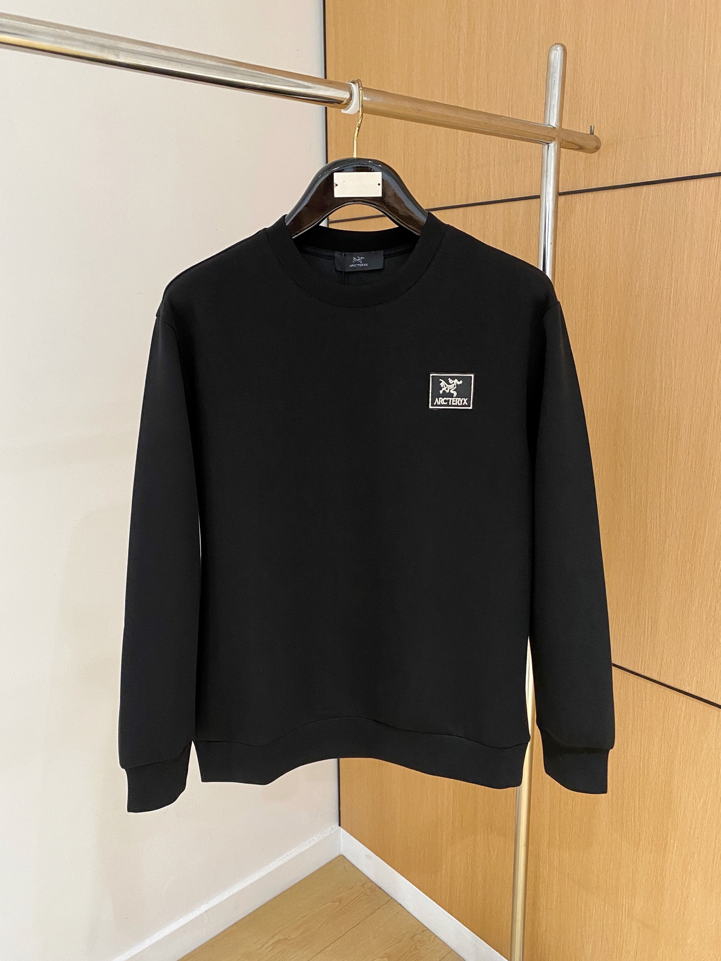 NO:628423,Arc'teryx 2025 Autumn and Winter Men's Letter Logo Pullover Space Cotton Sweatshirt Classic OS version, simple yet stylish. Daily sports, leisure and business without pressure...Customer-supplied space knitted cotton, made through a micro-knitting three-dimensional process. The inner lining is as neat as scales, with super texture, breathable and comfortable, and an invincible sense of detail and soft touch. It is the first choice for wearing alone! Color Black White  Size XS/S/M/L,arc'teryx,hoodie,sweatshirts,alexander wang19860909始祖鸟 2025秋冬男士字母标识套头太空棉卫衣 经典OS版型,简约而不失格调.日常运动休闲商务毫无压力... 客供太空针织棉,经由微型针织立体工艺过程制作,内里鳞甲般工整,质感超强,透气舒适,细节感和触感柔更是无敌,单穿内搭首选! 颜色黑色 白色 尺码XS/S/M/L,arc'teryx,hoodie,sweatshirts,alexander wang,Men's clothing