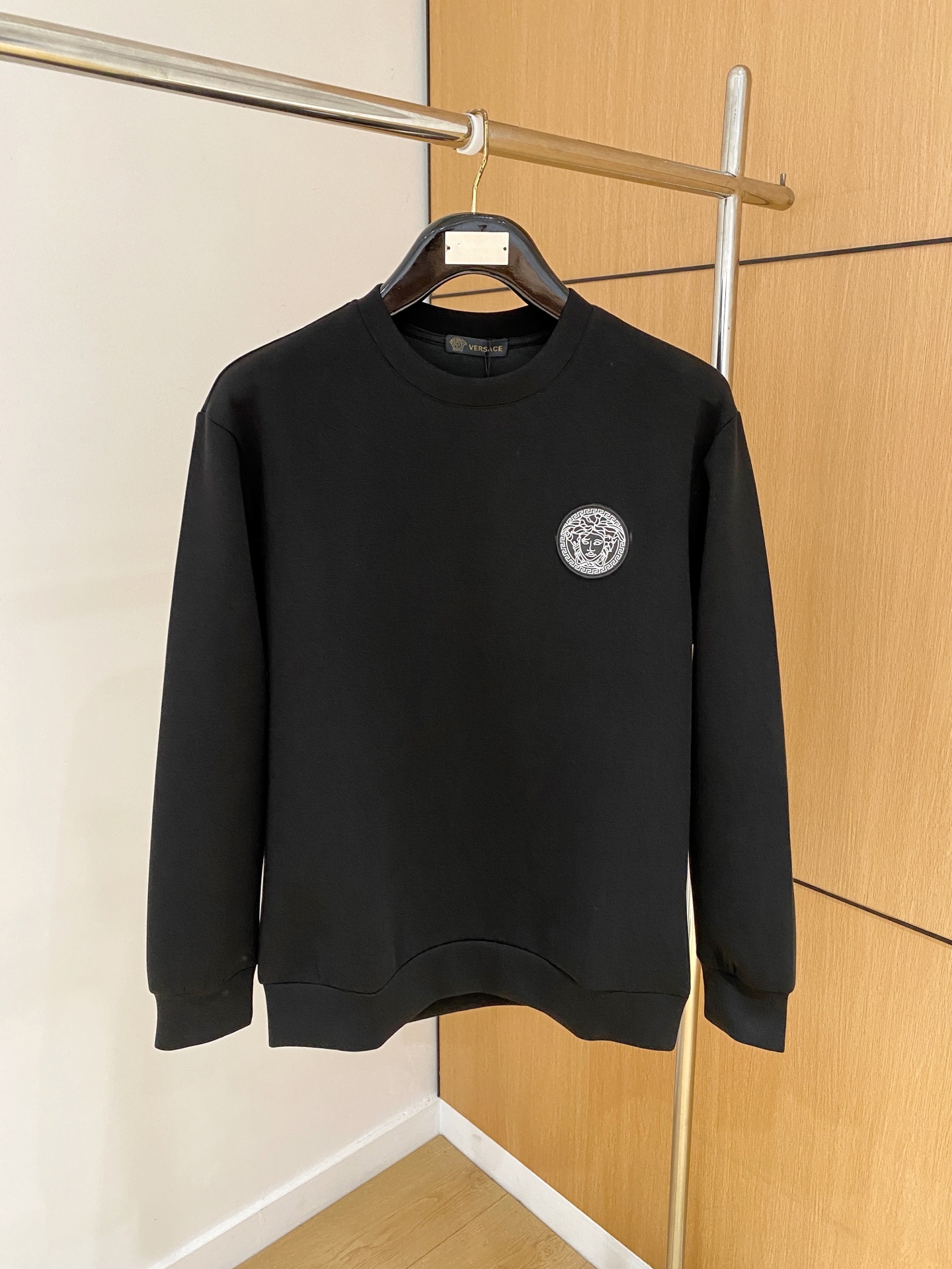 NO:628410,Versace 2025 Autumn and Winter Men's Letter Logo Pullover Space Cotton Sweatshirt Classic OS version, simple yet stylish. Daily sports and leisure business without pressure...Customer-supplied space knitted cotton, made through a micro-knitting three-dimensional process. The inside is as neat as scales, with super texture, breathable and comfortable, and the sense of detail and soft touch are invincible. It is the first choice for wearing alone! Color Black White  Size XS/S/M/L,,versace,hoodie,sweatshirts,alexander wang19860909范思哲 2025秋冬男士字母标识套头太空棉卫衣 经典OS版型,简约而不失格调.日常运动休闲商务毫无压力... 客供太空针织棉,经由微型针织立体工艺过程制作,内里鳞甲般工整,质感超强,透气舒适,细节感和触感柔更是无敌,单穿内搭首选! 颜色黑色 白色 尺码XS/S/M/L,,versace,hoodie,sweatshirts,alexander wang,Men's clothing