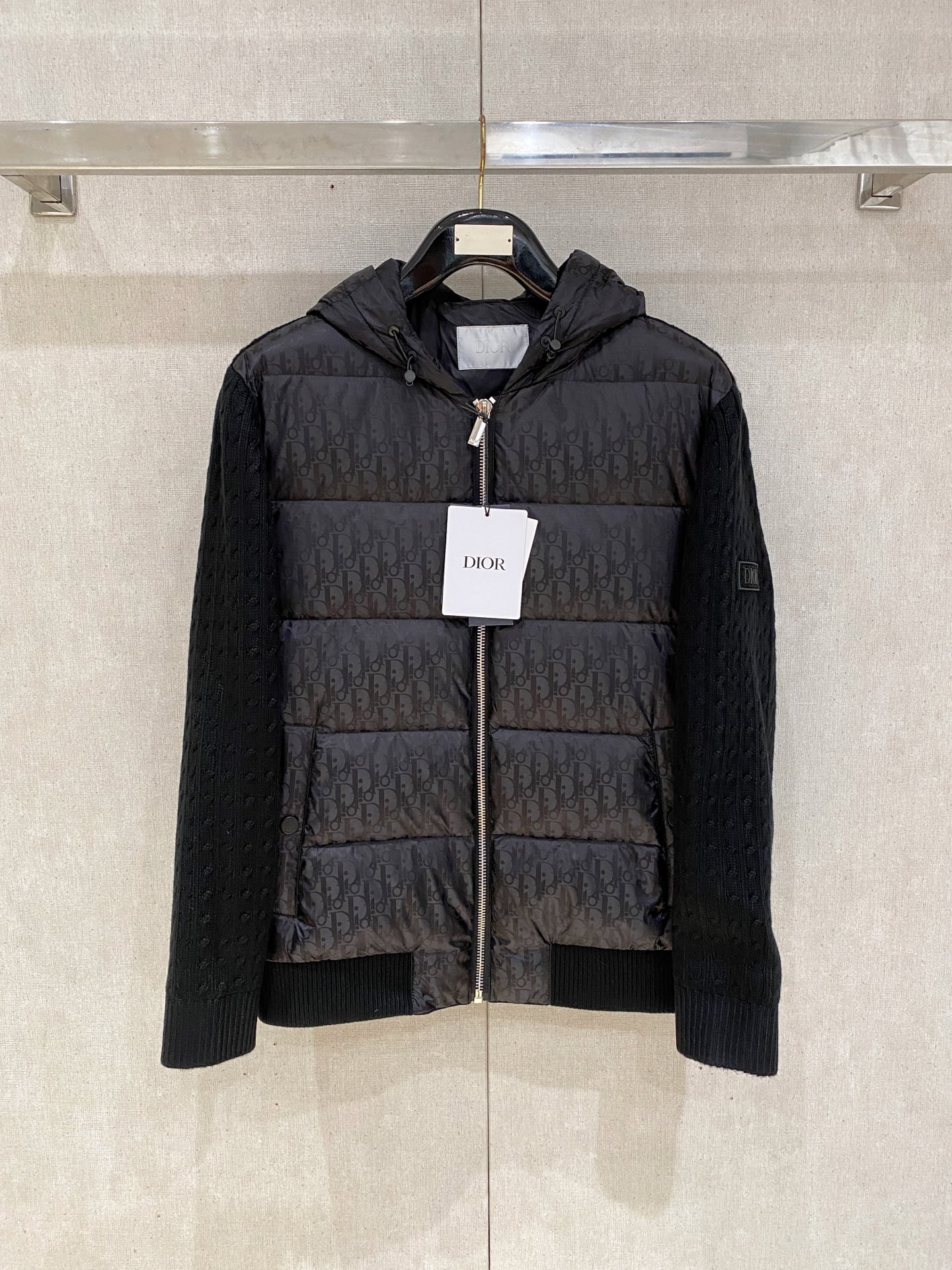 NO:573497,M Men's Autumn and Winter Men's Praz Drawstring Hood Short Down Jacket Praz Drawstring Hood Short Down Jacket is one of the autumn and winter men's clothing series, with black as the main color, both fashionable and practical. This Praz down jacket adopts a black jacket design, which is simple yet elegant. Its unique drawstring hood design not only adds a sense of fashion, but also provides the wearer with additional warmth in the cold wind. The short cut highlights the sophistication and neatness of men.  The jacket is made of customized elastic knitted thick thermal fabric, which not only has excellent thermal insulation performance, but also has good elasticity and wear resistance. The customized knitting process makes the fabric tighter and effectively prevents the intrusion of cold air. The interior is filled with high-quality 90 white goose down to ensure the thermal insulation performance of the jacket   The main color is black, making the jacket more classic and versatile. It can be easily matched with a fashionable look whether in formal occasions or leisure time. Its customized elastic knitted thick warm fabric and unique design style make it stand out among many down jackets and become the first choice for men in autumn and winter. Size data: M, L, XL, XXL, XXXL,, prada, jackets & coats, jackets & coats, down jacket, hats, alexander wang19860909M家秋冬男装Praz抽绳风帽短款羽绒夹克Praz抽绳风帽短款羽绒夹克是秋冬男装系列中的一款,以黑色为主色调,兼具时尚与实用性. 这款Praz羽绒夹克采用黑色外套设计,简约而不失大气.其独特的抽绳风帽设计,不仅增添了时尚感,还能在寒风中为佩戴者提供额外的保暖效果.短款剪裁更是凸显男性的干练与利落. 外套采用定制弹力针织厚实保暖面料,这种面料不仅具有出色的保暖性能,还具有较好的弹性和耐磨性.定制的针织工艺使得面料更加紧密,有效防止冷空气的侵入. 内里采用高质量的90白鹅羽绒填充,保证了外套的保暖性能 以黑色为主色调,使得外套更加经典百搭.无论是在正式场合还是休闲时光,都能轻松搭配出时尚的造型.其定制弹力针织厚实保暖面料和独特的设计风格使得它在众多羽绒外套中脱颖而出,成为男性秋冬季节的首选单品. 尺码数据:M,L,XL,XXL,XXXL,,prada,jackets & coats,jackets & coats,down jacket,hats,alexander wang,Men's clothing