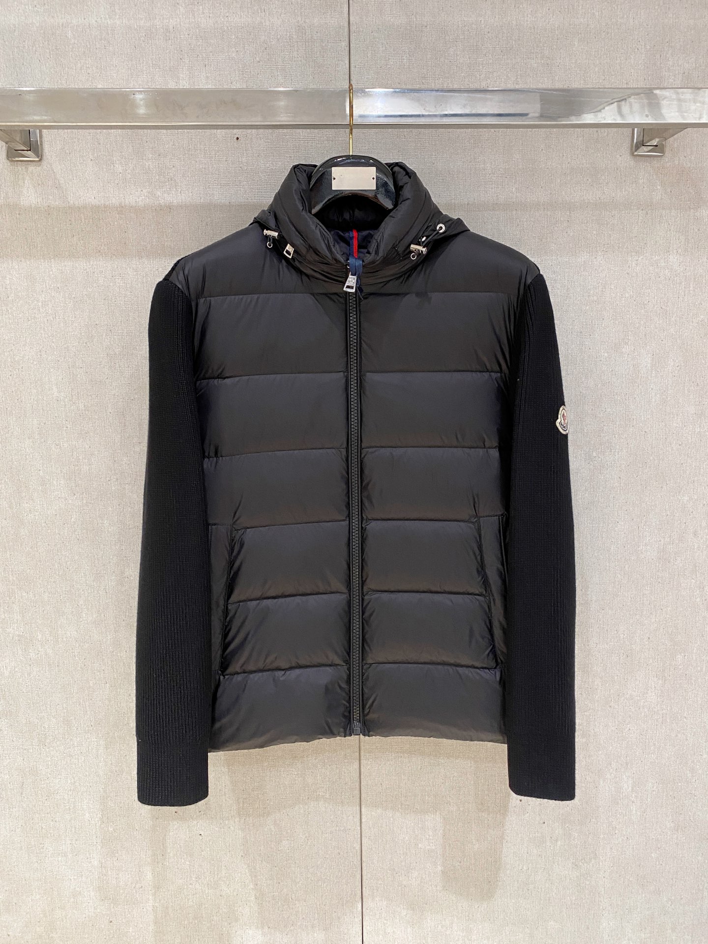 NO:573491,M Men's Autumn and Winter Men's Praz Drawstring Hood Short Down Jacket Praz Drawstring Hood Short Down Jacket is one of the autumn and winter men's clothing series, with black as the main color, both fashionable and practical. This Praz down jacket adopts a black jacket design, which is simple yet elegant. Its unique drawstring hood design not only adds a sense of fashion, but also provides the wearer with additional warmth in the cold wind. The short cut highlights the sophistication and neatness of men.  The jacket is made of customized elastic knitted thick thermal fabric, which not only has excellent thermal insulation performance, but also has good elasticity and wear resistance. The customized knitting process makes the fabric tighter and effectively prevents the intrusion of cold air. The interior is filled with high-quality 90 white goose down to ensure the thermal insulation performance of the jacket   The main color is black, making the jacket more classic and versatile. It can be easily matched with a fashionable look whether in formal occasions or leisure time. Its customized elastic knitted thick warm fabric and unique design style make it stand out among many down jackets and become the first choice for men in autumn and winter. Size data: M, L, XL, XXL, XXXL,, prada, jackets & coats, jackets & coats, down jacket, hats, alexander wang19860909M家秋冬男装Praz抽绳风帽短款羽绒夹克Praz抽绳风帽短款羽绒夹克是秋冬男装系列中的一款,以黑色为主色调,兼具时尚与实用性. 这款Praz羽绒夹克采用黑色外套设计,简约而不失大气.其独特的抽绳风帽设计,不仅增添了时尚感,还能在寒风中为佩戴者提供额外的保暖效果.短款剪裁更是凸显男性的干练与利落. 外套采用定制弹力针织厚实保暖面料,这种面料不仅具有出色的保暖性能,还具有较好的弹性和耐磨性.定制的针织工艺使得面料更加紧密,有效防止冷空气的侵入. 内里采用高质量的90白鹅羽绒填充,保证了外套的保暖性能 以黑色为主色调,使得外套更加经典百搭.无论是在正式场合还是休闲时光,都能轻松搭配出时尚的造型.其定制弹力针织厚实保暖面料和独特的设计风格使得它在众多羽绒外套中脱颖而出,成为男性秋冬季节的首选单品. 尺码数据:M,L,XL,XXL,XXXL,,prada,jackets & coats,jackets & coats,down jacket,hats,alexander wang,Men's clothing