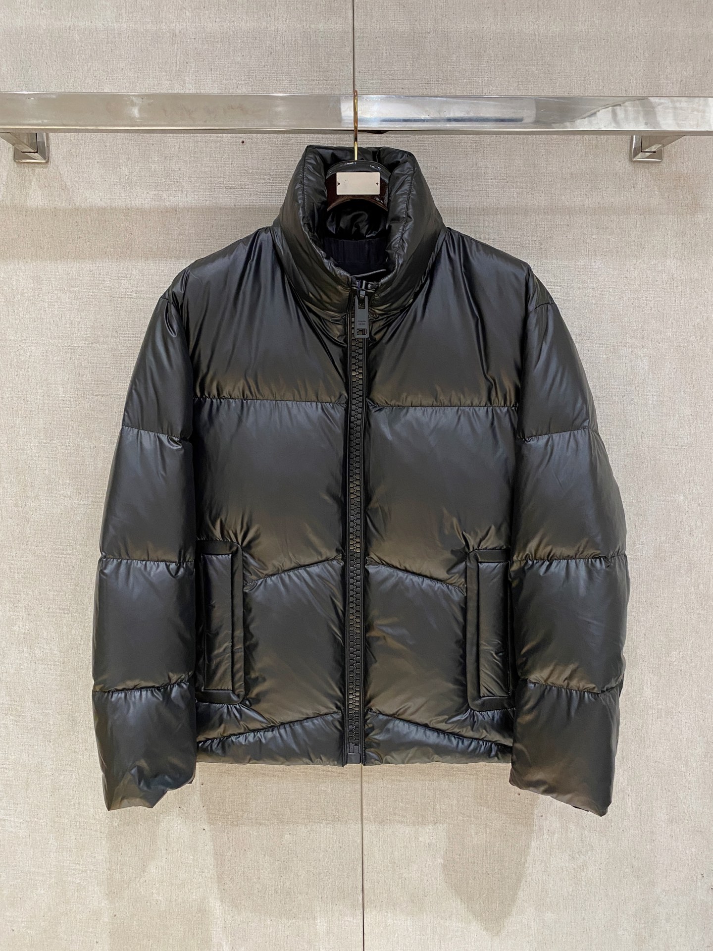 NO:573505,P's autumn and winter men's Praz drawstring hood short down jacket Praz drawstring hood short down jacket is one of the autumn and winter men's series, with black as the main color, both fashionable and practical. This Praz down jacket adopts a black jacket design, simple yet elegant. Its unique drawstring hood design not only adds a sense of fashion, but also provides the wearer with additional warmth in the cold wind. The short cut highlights the sophistication and neatness of men.  The jacket is made of customized elastic knitted thick thermal fabric, which not only has excellent thermal insulation performance, but also has good elasticity and wear resistance. The customized knitting process makes the fabric tighter and effectively prevents the intrusion of cold air. The interior is filled with high-quality 90 white goose down to ensure the thermal insulation performance of the jacket   The main color is black, making the jacket more classic and versatile. It can be easily matched with a fashionable look whether in formal occasions or leisure time. Its customized elastic knitted thick warm fabric and unique design style make it stand out among many down jackets and become the first choice for men in autumn and winter. Size data: M, L, XL, XXL, XXXL,, prada, jackets & coats, jackets & coats, down jacket, hats, alexander wang19860909P家秋冬男装Praz抽绳风帽短款羽绒夹克Praz抽绳风帽短款羽绒夹克是秋冬男装系列中的一款,以黑色为主色调,兼具时尚与实用性. 这款Praz羽绒夹克采用黑色外套设计,简约而不失大气.其独特的抽绳风帽设计,不仅增添了时尚感,还能在寒风中为佩戴者提供额外的保暖效果.短款剪裁更是凸显男性的干练与利落. 外套采用定制弹力针织厚实保暖面料,这种面料不仅具有出色的保暖性能,还具有较好的弹性和耐磨性.定制的针织工艺使得面料更加紧密,有效防止冷空气的侵入. 内里采用高质量的90白鹅羽绒填充,保证了外套的保暖性能 以黑色为主色调,使得外套更加经典百搭.无论是在正式场合还是休闲时光,都能轻松搭配出时尚的造型.其定制弹力针织厚实保暖面料和独特的设计风格使得它在众多羽绒外套中脱颖而出,成为男性秋冬季节的首选单品. 尺码数据:M,L,XL,XXL,XXXL,,prada,jackets & coats,jackets & coats,down jacket,hats,alexander wang,Men's clothing