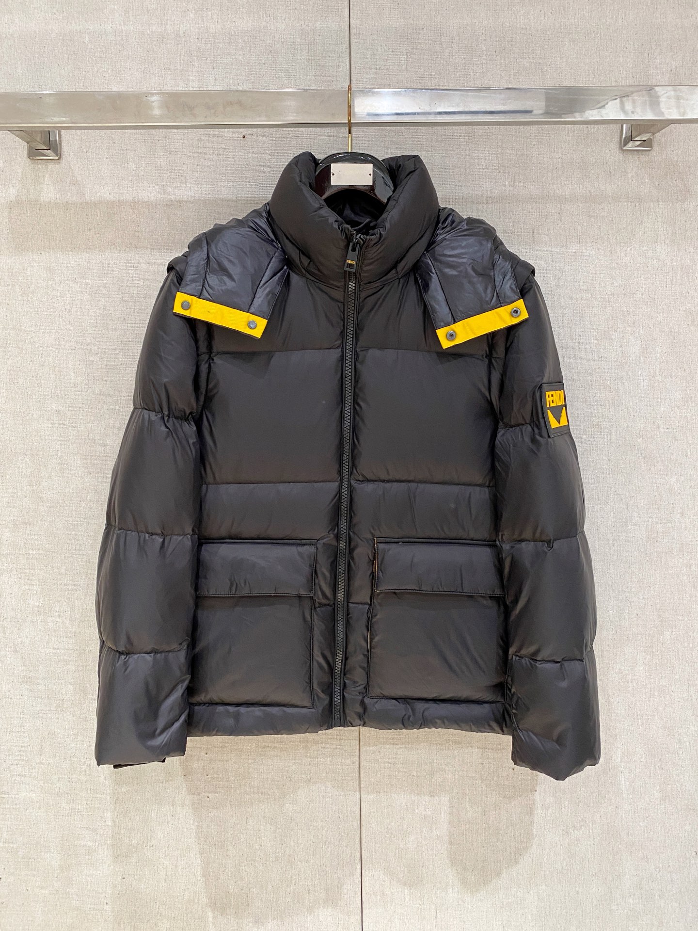 NO:573517,F family autumn and winter men's Praz drawstring hood short down jacket Praz drawstring hood short down jacket is one of the autumn and winter men's series, with black as the main color, both fashionable and practical. This Praz down jacket adopts a black jacket design, simple yet elegant. Its unique drawstring hood design not only adds a sense of fashion, but also provides the wearer with additional warmth in the cold wind. The short cut highlights the sophistication and neatness of men.  The jacket is made of customized elastic knitted thick thermal fabric, which not only has excellent thermal insulation performance, but also has good elasticity and wear resistance. The customized knitting process makes the fabric tighter and effectively prevents the intrusion of cold air. The interior is filled with high-quality 90 white goose down to ensure the thermal insulation performance of the jacket   The main color is black, making the jacket more classic and versatile. It can be easily matched with a fashionable look whether in formal occasions or leisure time. Its custom stretch knitted thick warm fabric and unique design style make it stand out among many down jackets and become the first choice for men in autumn and winter. Size data: M, L, XL, XXL, XXXL,, prada, fendi, jackets & coats, jackets & coats, down jacket, hats, alexander wang19860909F家秋冬男装Praz抽绳风帽短款羽绒夹克Praz抽绳风帽短款羽绒夹克是秋冬男装系列中的一款,以黑色为主色调,兼具时尚与实用性. 这款Praz羽绒夹克采用黑色外套设计,简约而不失大气.其独特的抽绳风帽设计,不仅增添了时尚感,还能在寒风中为佩戴者提供额外的保暖效果.短款剪裁更是凸显男性的干练与利落. 外套采用定制弹力针织厚实保暖面料,这种面料不仅具有出色的保暖性能,还具有较好的弹性和耐磨性.定制的针织工艺使得面料更加紧密,有效防止冷空气的侵入. 内里采用高质量的90白鹅羽绒填充,保证了外套的保暖性能 以黑色为主色调,使得外套更加经典百搭.无论是在正式场合还是休闲时光,都能轻松搭配出时尚的造型.其定制弹力针织厚实保暖面料和独特的设计风格使得它在众多羽绒外套中脱颖而出,成为男性秋冬季节的首选单品. 尺码数据:M,L,XL,XXL,XXXL,,prada,fendi,jackets & coats,jackets & coats,down jacket,hats,alexander wang,Men's clothing