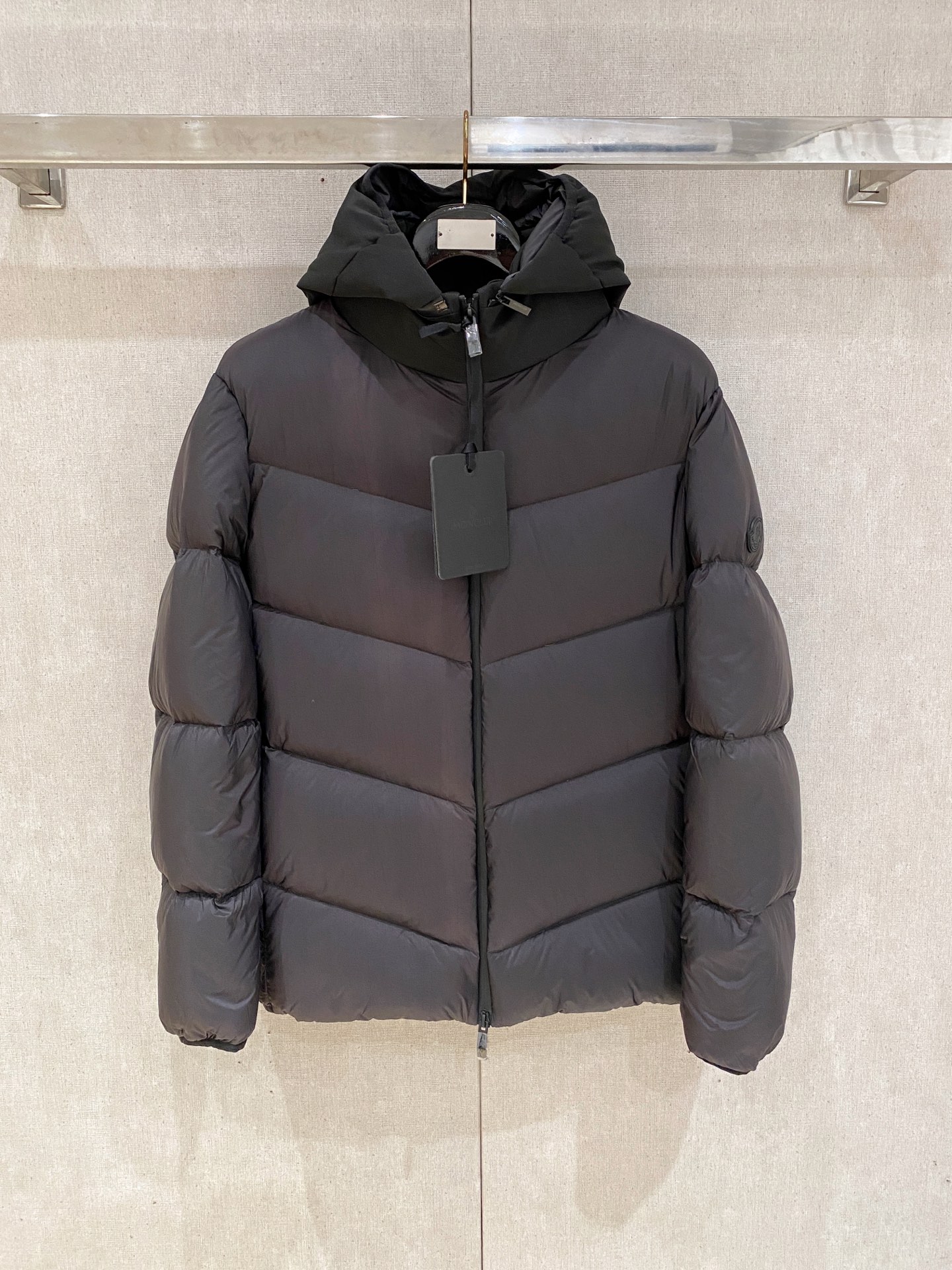 NO:573514,M Men's Autumn and Winter Men's Praz Drawstring Hood Short Down Jacket Praz Drawstring Hood Short Down Jacket is one of the autumn and winter men's clothing series, with black as the main color, both fashionable and practical. This Praz down jacket adopts a black jacket design, which is simple yet elegant. Its unique drawstring hood design not only adds a sense of fashion, but also provides the wearer with additional warmth in the cold wind. The short cut highlights the sophistication and neatness of men.  The jacket is made of customized elastic knitted thick thermal fabric, which not only has excellent thermal insulation performance, but also has good elasticity and wear resistance. The customized knitting process makes the fabric tighter and effectively prevents the intrusion of cold air. The interior is filled with high-quality 90 white goose down to ensure the thermal insulation performance of the jacket   The main color is black, making the jacket more classic and versatile. It can be easily matched with a fashionable look whether in formal occasions or leisure time. Its customized elastic knitted thick warm fabric and unique design style make it stand out among many down jackets and become the first choice for men in autumn and winter. Size data: M, L, XL, XXL, XXXL,, prada, jackets & coats, jackets & coats, down jacket, hats, alexander wang19860909M家秋冬男装Praz抽绳风帽短款羽绒夹克Praz抽绳风帽短款羽绒夹克是秋冬男装系列中的一款,以黑色为主色调,兼具时尚与实用性. 这款Praz羽绒夹克采用黑色外套设计,简约而不失大气.其独特的抽绳风帽设计,不仅增添了时尚感,还能在寒风中为佩戴者提供额外的保暖效果.短款剪裁更是凸显男性的干练与利落. 外套采用定制弹力针织厚实保暖面料,这种面料不仅具有出色的保暖性能,还具有较好的弹性和耐磨性.定制的针织工艺使得面料更加紧密,有效防止冷空气的侵入. 内里采用高质量的90白鹅羽绒填充,保证了外套的保暖性能 以黑色为主色调,使得外套更加经典百搭.无论是在正式场合还是休闲时光,都能轻松搭配出时尚的造型.其定制弹力针织厚实保暖面料和独特的设计风格使得它在众多羽绒外套中脱颖而出,成为男性秋冬季节的首选单品. 尺码数据:M,L,XL,XXL,XXXL,,prada,jackets & coats,jackets & coats,down jacket,hats,alexander wang,Men's clothing