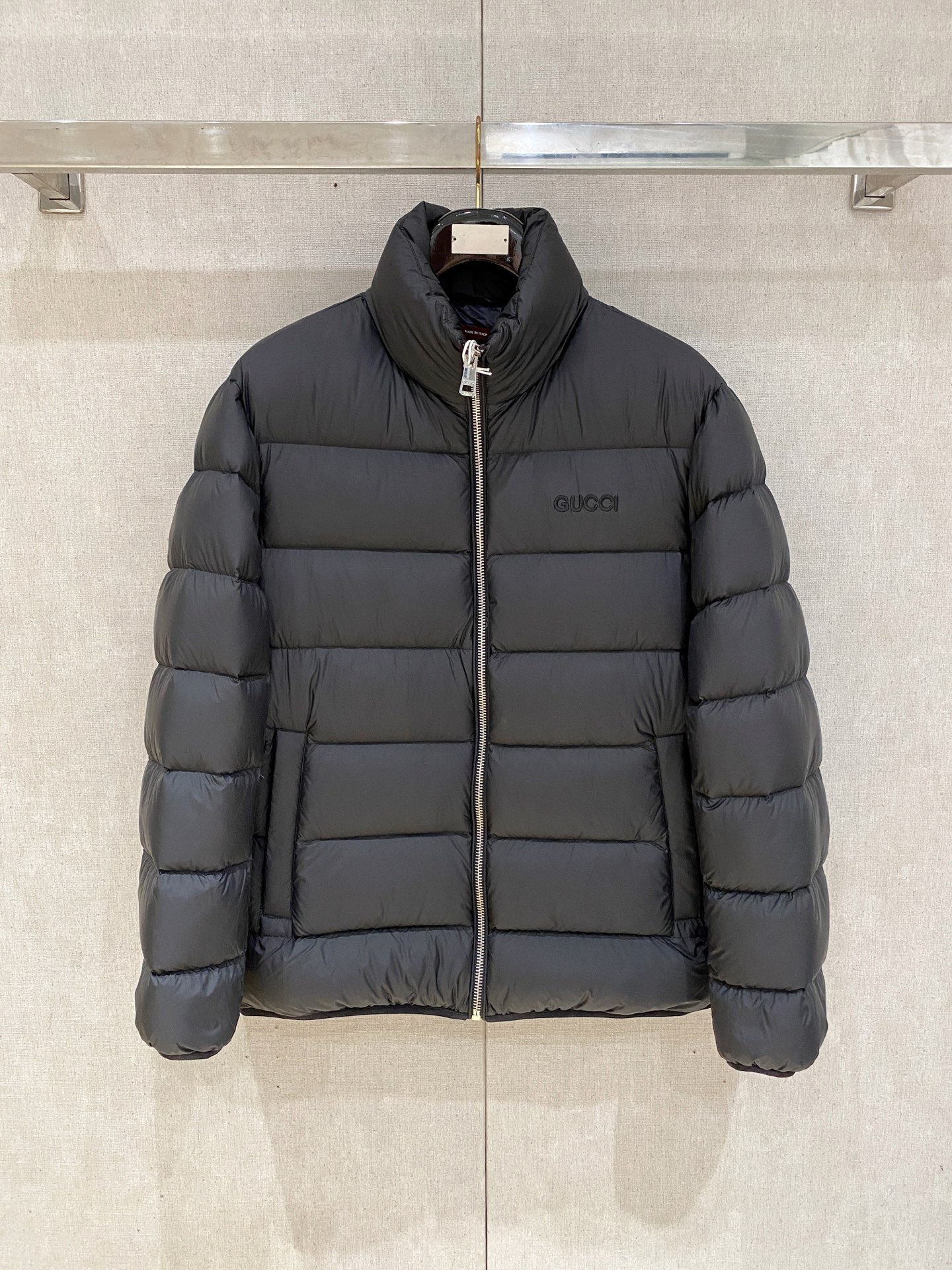 NO:573511,G family's autumn and winter men's Praz drawstring hood short down jacket Praz drawstring hood short down jacket is one of the autumn and winter men's clothing series, with black as the main color, both fashionable and practical. This Praz down jacket adopts a black jacket design, simple yet elegant. Its unique drawstring hood design not only adds a sense of fashion, but also provides the wearer with additional warmth in the cold wind. The short cut highlights the sophistication and neatness of men.  The jacket is made of customized elastic knitted thick thermal fabric, which not only has excellent thermal insulation performance, but also has good elasticity and wear resistance. The customized knitting process makes the fabric tighter and effectively prevents the intrusion of cold air. The interior is filled with high-quality 90 white goose down to ensure the thermal insulation performance of the jacket   The main color is black, making the jacket more classic and versatile. It can be easily matched with a fashionable look whether in formal occasions or leisure time. Its customized elastic knitted thick warm fabric and unique design style make it stand out among many down jackets and become the first choice for men in autumn and winter. Size data: M, L, XL, XXL, XXXL,, prada, gucci, jackets & coats, jackets & coats, down jacket, hats, alexander wang19860909G家秋冬男装Praz抽绳风帽短款羽绒夹克Praz抽绳风帽短款羽绒夹克是秋冬男装系列中的一款,以黑色为主色调,兼具时尚与实用性. 这款Praz羽绒夹克采用黑色外套设计,简约而不失大气.其独特的抽绳风帽设计,不仅增添了时尚感,还能在寒风中为佩戴者提供额外的保暖效果.短款剪裁更是凸显男性的干练与利落. 外套采用定制弹力针织厚实保暖面料,这种面料不仅具有出色的保暖性能,还具有较好的弹性和耐磨性.定制的针织工艺使得面料更加紧密,有效防止冷空气的侵入. 内里采用高质量的90白鹅羽绒填充,保证了外套的保暖性能 以黑色为主色调,使得外套更加经典百搭.无论是在正式场合还是休闲时光,都能轻松搭配出时尚的造型.其定制弹力针织厚实保暖面料和独特的设计风格使得它在众多羽绒外套中脱颖而出,成为男性秋冬季节的首选单品. 尺码数据:M,L,XL,XXL,XXXL,,prada,gucci,jackets & coats,jackets & coats,down jacket,hats,alexander wang,Men's clothing