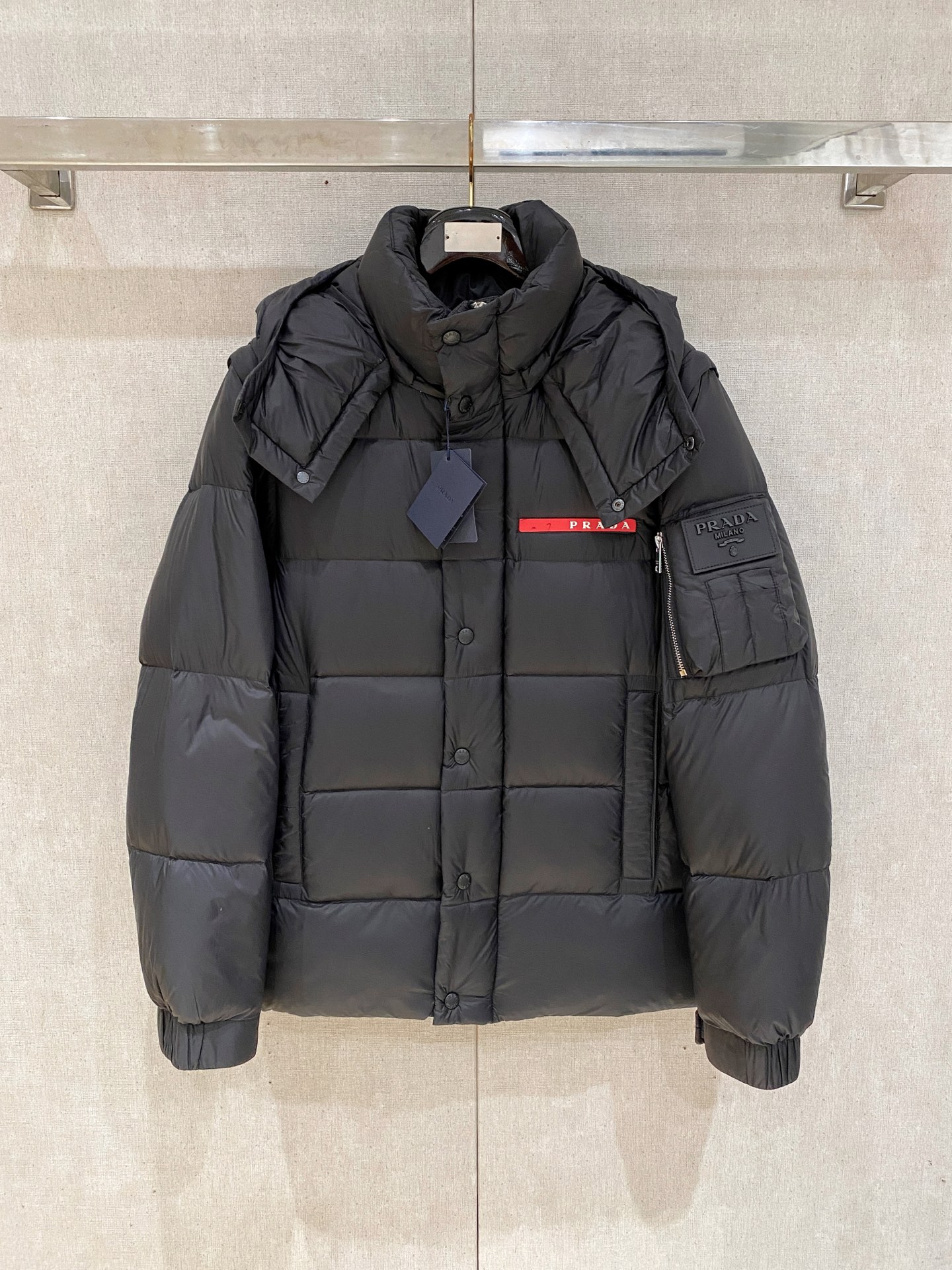 NO:573508,M Men's Autumn and Winter Men's Praz Drawstring Hood Short Down Jacket Praz Drawstring Hood Short Down Jacket is one of the autumn and winter men's clothing series, with black as the main color, both fashionable and practical. This Praz down jacket adopts a black jacket design, which is simple yet elegant. Its unique drawstring hood design not only adds a sense of fashion, but also provides the wearer with additional warmth in the cold wind. The short cut highlights the sophistication and neatness of men.  The jacket is made of customized elastic knitted thick thermal fabric, which not only has excellent thermal insulation performance, but also has good elasticity and wear resistance. The customized knitting process makes the fabric tighter and effectively prevents the intrusion of cold air. The interior is filled with high-quality 90 white goose down to ensure the thermal insulation performance of the jacket   The main color is black, making the jacket more classic and versatile. It can be easily matched with a fashionable look whether in formal occasions or leisure time. Its customized elastic knitted thick warm fabric and unique design style make it stand out among many down jackets and become the first choice for men in autumn and winter. Size data: M, L, XL, XXL, XXXL,, prada, jackets & coats, jackets & coats, down jacket, hats, alexander wang19860909M家秋冬男装Praz抽绳风帽短款羽绒夹克Praz抽绳风帽短款羽绒夹克是秋冬男装系列中的一款,以黑色为主色调,兼具时尚与实用性. 这款Praz羽绒夹克采用黑色外套设计,简约而不失大气.其独特的抽绳风帽设计,不仅增添了时尚感,还能在寒风中为佩戴者提供额外的保暖效果.短款剪裁更是凸显男性的干练与利落. 外套采用定制弹力针织厚实保暖面料,这种面料不仅具有出色的保暖性能,还具有较好的弹性和耐磨性.定制的针织工艺使得面料更加紧密,有效防止冷空气的侵入. 内里采用高质量的90白鹅羽绒填充,保证了外套的保暖性能 以黑色为主色调,使得外套更加经典百搭.无论是在正式场合还是休闲时光,都能轻松搭配出时尚的造型.其定制弹力针织厚实保暖面料和独特的设计风格使得它在众多羽绒外套中脱颖而出,成为男性秋冬季节的首选单品. 尺码数据:M,L,XL,XXL,XXXL,,prada,jackets & coats,jackets & coats,down jacket,hats,alexander wang,Men's clothing