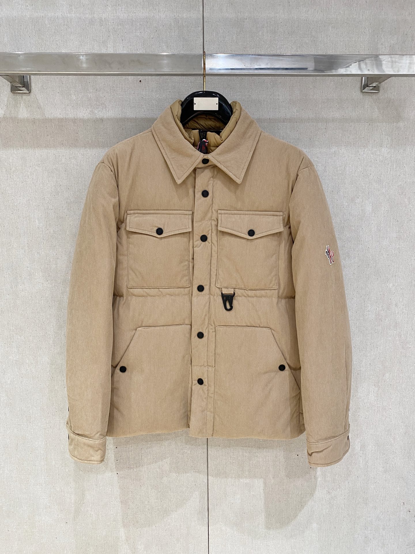 NO:573494,M Men's Autumn and Winter Men's Praz Drawstring Hood Short Down Jacket Praz Drawstring Hood Short Down Jacket is one of the autumn and winter men's clothing series, with black as the main color, both fashionable and practical. This Praz down jacket adopts a black jacket design, which is simple yet elegant. Its unique drawstring hood design not only adds a sense of fashion, but also provides the wearer with additional warmth in the cold wind. The short cut highlights the sophistication and neatness of men.  The jacket is made of customized elastic knitted thick thermal fabric, which not only has excellent thermal insulation performance, but also has good elasticity and wear resistance. The customized knitting process makes the fabric tighter and effectively prevents the intrusion of cold air. The interior is filled with high-quality 90 white goose down to ensure the thermal insulation performance of the jacket   The main color is black, making the jacket more classic and versatile. It can be easily matched with a fashionable look whether in formal occasions or leisure time. Its customized elastic knitted thick warm fabric and unique design style make it stand out among many down jackets and become the first choice for men in autumn and winter. Size data: M, L, XL, XXL, XXXL,, prada, jackets & coats, jackets & coats, down jacket, hats, alexander wang19860909M家秋冬男装Praz抽绳风帽短款羽绒夹克Praz抽绳风帽短款羽绒夹克是秋冬男装系列中的一款,以黑色为主色调,兼具时尚与实用性. 这款Praz羽绒夹克采用黑色外套设计,简约而不失大气.其独特的抽绳风帽设计,不仅增添了时尚感,还能在寒风中为佩戴者提供额外的保暖效果.短款剪裁更是凸显男性的干练与利落. 外套采用定制弹力针织厚实保暖面料,这种面料不仅具有出色的保暖性能,还具有较好的弹性和耐磨性.定制的针织工艺使得面料更加紧密,有效防止冷空气的侵入. 内里采用高质量的90白鹅羽绒填充,保证了外套的保暖性能 以黑色为主色调,使得外套更加经典百搭.无论是在正式场合还是休闲时光,都能轻松搭配出时尚的造型.其定制弹力针织厚实保暖面料和独特的设计风格使得它在众多羽绒外套中脱颖而出,成为男性秋冬季节的首选单品. 尺码数据:M,L,XL,XXL,XXXL,,prada,jackets & coats,jackets & coats,down jacket,hats,alexander wang,Men's clothing