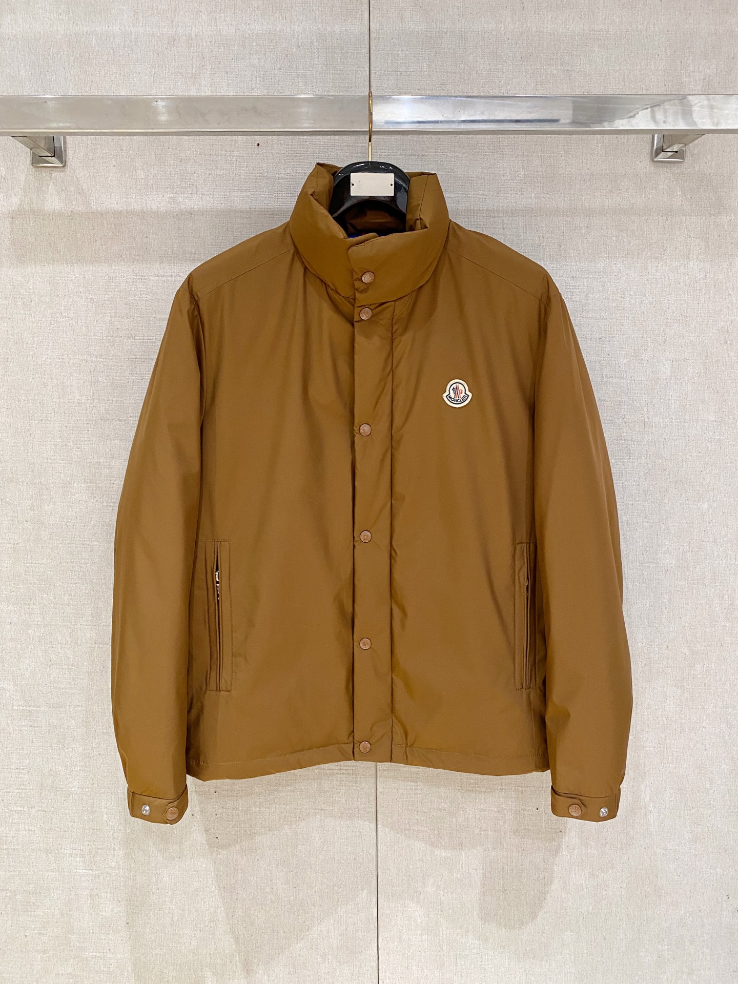 NO:573502,M Men's Autumn and Winter Men's Praz Drawstring Hood Short Down Jacket Praz Drawstring Hood Short Down Jacket is one of the autumn and winter men's clothing series, with black as the main color, both fashionable and practical. This Praz down jacket adopts a black jacket design, which is simple yet elegant. Its unique drawstring hood design not only adds a sense of fashion, but also provides the wearer with additional warmth in the cold wind. The short cut highlights the sophistication and neatness of men.  The jacket is made of customized elastic knitted thick thermal fabric, which not only has excellent thermal insulation performance, but also has good elasticity and wear resistance. The customized knitting process makes the fabric tighter and effectively prevents the intrusion of cold air. The interior is filled with high-quality 90 white goose down to ensure the thermal insulation performance of the jacket   The main color is black, making the jacket more classic and versatile. It can be easily matched with a fashionable look whether in formal occasions or leisure time. Its customized elastic knitted thick warm fabric and unique design style make it stand out among many down jackets and become the first choice for men in autumn and winter. Size data: M, L, XL, XXL, XXXL,, prada, jackets & coats, jackets & coats, down jacket, hats, alexander wang19860909M家秋冬男装Praz抽绳风帽短款羽绒夹克Praz抽绳风帽短款羽绒夹克是秋冬男装系列中的一款,以黑色为主色调,兼具时尚与实用性. 这款Praz羽绒夹克采用黑色外套设计,简约而不失大气.其独特的抽绳风帽设计,不仅增添了时尚感,还能在寒风中为佩戴者提供额外的保暖效果.短款剪裁更是凸显男性的干练与利落. 外套采用定制弹力针织厚实保暖面料,这种面料不仅具有出色的保暖性能,还具有较好的弹性和耐磨性.定制的针织工艺使得面料更加紧密,有效防止冷空气的侵入. 内里采用高质量的90白鹅羽绒填充,保证了外套的保暖性能 以黑色为主色调,使得外套更加经典百搭.无论是在正式场合还是休闲时光,都能轻松搭配出时尚的造型.其定制弹力针织厚实保暖面料和独特的设计风格使得它在众多羽绒外套中脱颖而出,成为男性秋冬季节的首选单品. 尺码数据:M,L,XL,XXL,XXXL,,prada,jackets & coats,jackets & coats,down jacket,hats,alexander wang,Men's clothing