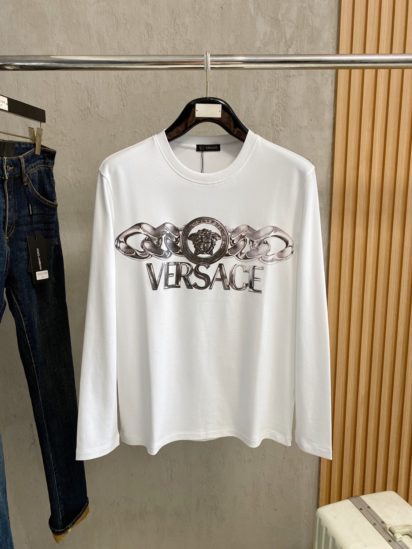 NO:572520,Versace 2025 autumn and winter latest style, high-end embroidery / craft pattern decoration logo, available at counters simultaneously, original order, popular fashion casual round neck long-sleeved T-shirt, imported original modal fabric, unique design, simple and fashionable, handsome upper body, 2 colors recommended, size M-3xl 33, versace, tees, t-shirt, alexander wang19860909范思哲 2025秋冬最新款,高端刺绣/工艺图案装饰logo,专柜同步有售,原单狠货,爆款时尚休闲圆领长袖T恤,进口原版莫代尔面料,独特设计,简约时尚 ,上身帅气,2色推荐,码数M-3xl 33,,versace,tees，t-shirt,alexander wang,Men's clothing