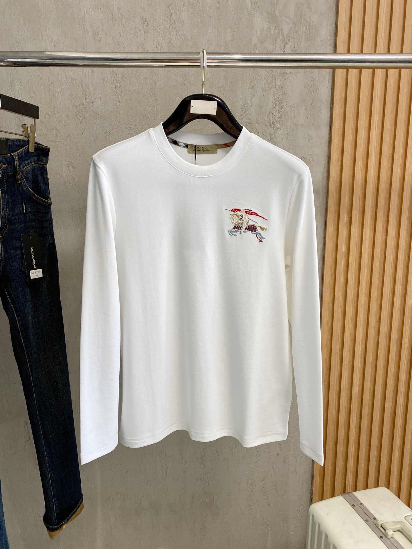 NO:572523,Burberry 2025 autumn and winter latest style, high-end embroidery/craft pattern decoration logo, available at counters simultaneously, original order, popular fashion casual round neck long-sleeved T-shirt, imported original modal fabric, unique design, simple and fashionable, handsome upper body, 2 colors recommended, size M-3xl 33,, burberry, tees, t-shirt, alexander wang19860909巴宝莉 2025秋冬最新款,高端刺绣/工艺图案装饰logo,专柜同步有售,原单狠货,爆款时尚休闲圆领长袖T恤,进口原版莫代尔面料,独特设计,简约时尚 ,上身帅气,2色推荐,码数M-3xl 33,,burberry,tees，t-shirt,alexander wang,Men's clothing