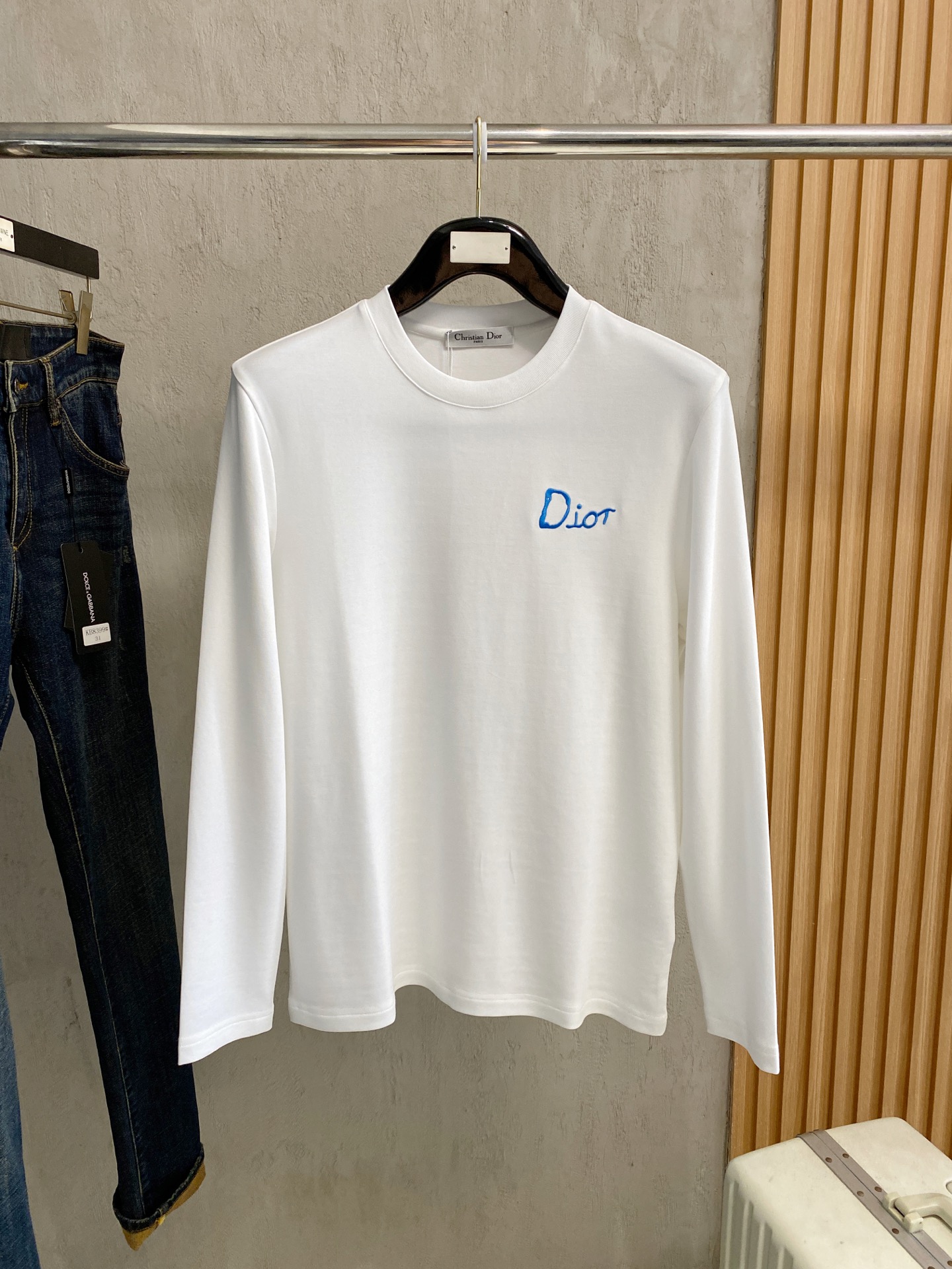 NO:572526,Dior 2025 autumn and winter latest style, high-end embroidery/craft pattern decoration logo, available at counters simultaneously, original order, hot style fashionable and casual round neck long-sleeved T-shirt, imported original modal fabric, unique design, simple and fashionable, handsome upper body, 2 colors recommended, size M-3xl 33, dior, tees, t-shirt, alexander wang19860909迪奥 2025秋冬最新款,高端刺绣/工艺图案装饰logo,专柜同步有售,原单狠货,爆款时尚休闲圆领长袖T恤,进口原版莫代尔面料,独特设计,简约时尚 ,上身帅气,2色推荐,码数M-3xl 33,,dior,tees，t-shirt,alexander wang,Men's clothing