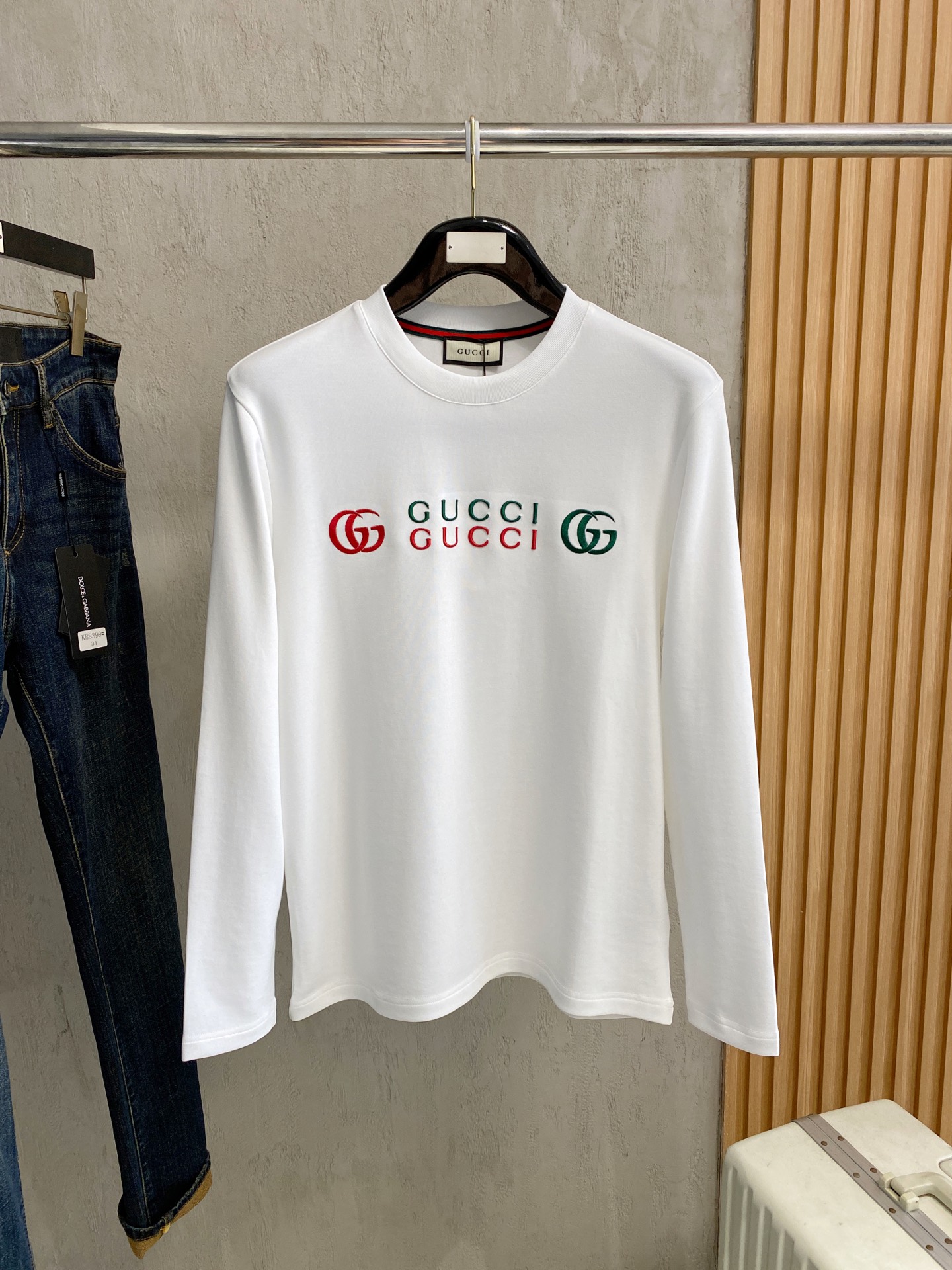 NO:572529,Gucci 2025 autumn and winter latest style, high-end embroidery/craft pattern decoration logo, available at counters simultaneously, original order, popular fashion casual round neck long-sleeved T-shirt, imported original modal fabric, unique design, simple and fashionable, handsome upper body, 2 colors recommended, size M-3xl 33,, tees, t-shirt, alexander wang19860909古奇 2025秋冬最新款,高端刺绣/工艺图案装饰logo,专柜同步有售,原单狠货,爆款时尚休闲圆领长袖T恤,进口原版莫代尔面料,独特设计,简约时尚 ,上身帅气,2色推荐,码数M-3xl 33,,tees，t-shirt,alexander wang,Men's clothing