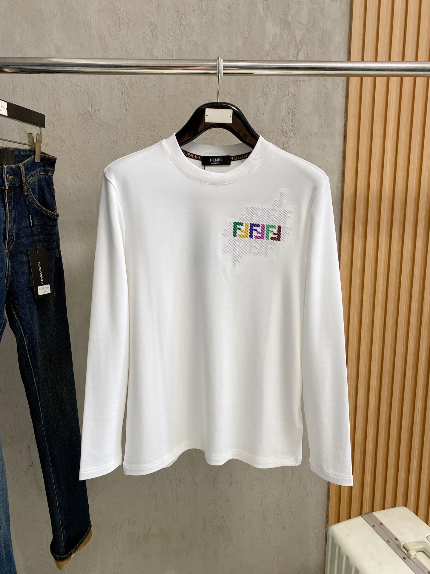 NO:572535,Fendi 2025 autumn and winter latest model, high-end embroidery/craft pattern decoration logo, available at counters simultaneously, original order, popular fashion casual round neck long-sleeved T-shirt, imported original modal fabric, unique design, simple and fashionable, handsome upper body, 2 colors recommended, size M-3xl,, fendi, tees, t-shirt, alexander wang19860909芬迪 2025秋冬最新款,高端刺绣/工艺图案装饰logo,专柜同步有售,原单狠货,爆款时尚休闲圆领长袖T恤,进口原版莫代尔面料,独特设计,简约时尚 ,上身帅气,2色推荐,码数M-3xl,,fendi,tees，t-shirt,alexander wang,Men's clothing