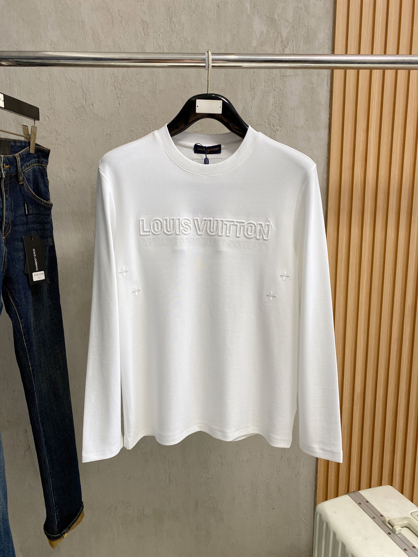 NO:572538,LV 2025 autumn and winter latest style, high-end embroidery/craft pattern decoration logo, available at counters simultaneously, original order, popular fashion casual round neck long-sleeved T-shirt, imported original modal fabric, unique design, simple and fashionable, handsome upper body, 2 colors recommended, size M-3xl,, louis vuitton, tees, t-shirt, alexander wang19860909LV 2025秋冬最新款,高端刺绣/工艺图案装饰logo,专柜同步有售,原单狠货,爆款时尚休闲圆领长袖T恤,进口原版莫代尔面料,独特设计,简约时尚 ,上身帅气,2色推荐,码数M-3xl,,louis vuitton,tees，t-shirt,alexander wang,Men's clothing