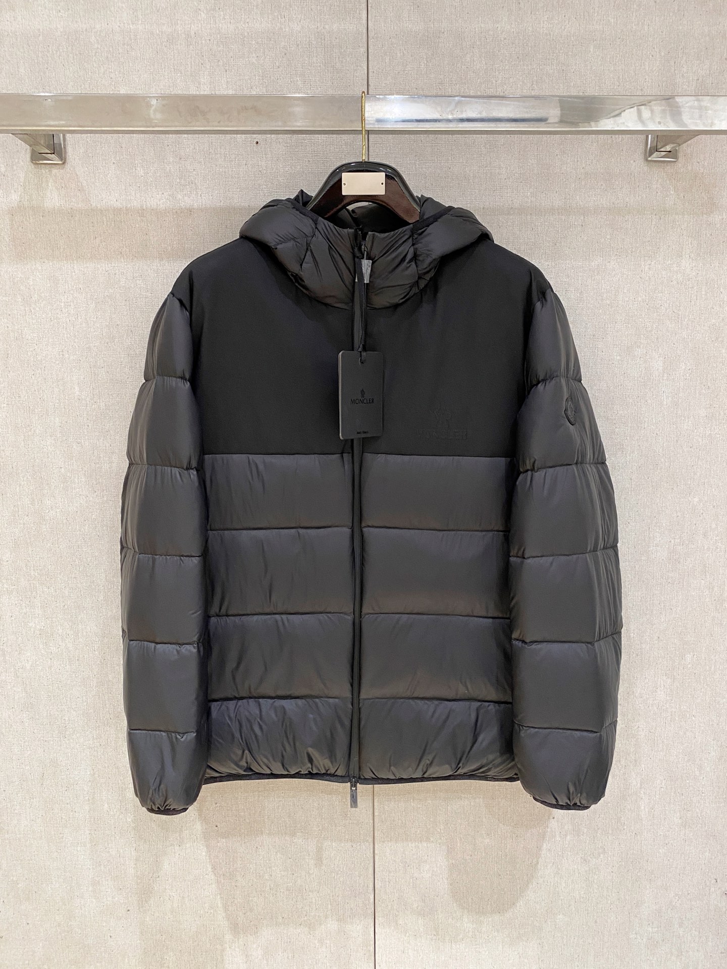 NO:573496,M Men's Autumn and Winter Men's Praz Drawstring Hood Short Down Jacket Praz Drawstring Hood Short Down Jacket is one of the autumn and winter men's clothing series, with black as the main color, both fashionable and practical. This Praz down jacket adopts a black jacket design, which is simple yet elegant. Its unique drawstring hood design not only adds a sense of fashion, but also provides the wearer with additional warmth in the cold wind. The short cut highlights the sophistication and neatness of men.  The jacket is made of customized elastic knitted thick thermal fabric, which not only has excellent thermal insulation performance, but also has good elasticity and wear resistance. The customized knitting process makes the fabric tighter and effectively prevents the intrusion of cold air. The interior is filled with high-quality 90 white goose down to ensure the thermal insulation performance of the jacket   The main color is black, making the jacket more classic and versatile. It can be easily matched with a fashionable look whether in formal occasions or leisure time. Its customized elastic knitted thick warm fabric and unique design style make it stand out among many down jackets and become the first choice for men in autumn and winter. Size data: M, L, XL, XXL, XXXL,, prada, jackets & coats, jackets & coats, down jacket, hats, alexander wang19860909M家秋冬男装Praz抽绳风帽短款羽绒夹克Praz抽绳风帽短款羽绒夹克是秋冬男装系列中的一款,以黑色为主色调,兼具时尚与实用性. 这款Praz羽绒夹克采用黑色外套设计,简约而不失大气.其独特的抽绳风帽设计,不仅增添了时尚感,还能在寒风中为佩戴者提供额外的保暖效果.短款剪裁更是凸显男性的干练与利落. 外套采用定制弹力针织厚实保暖面料,这种面料不仅具有出色的保暖性能,还具有较好的弹性和耐磨性.定制的针织工艺使得面料更加紧密,有效防止冷空气的侵入. 内里采用高质量的90白鹅羽绒填充,保证了外套的保暖性能 以黑色为主色调,使得外套更加经典百搭.无论是在正式场合还是休闲时光,都能轻松搭配出时尚的造型.其定制弹力针织厚实保暖面料和独特的设计风格使得它在众多羽绒外套中脱颖而出,成为男性秋冬季节的首选单品. 尺码数据:M,L,XL,XXL,XXXL,,prada,jackets & coats,jackets & coats,down jacket,hats,alexander wang,Men's clothing