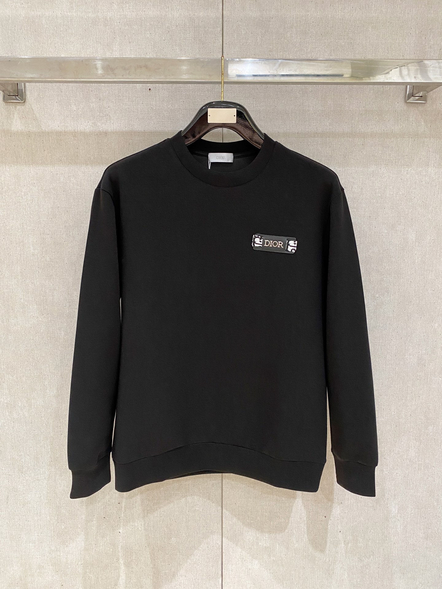 NO:600424,Dior 2025 Autumn and Winter Men's Letter Logo Pullover Space Cotton Sweatshirt Classic OS version, simple yet stylish. No pressure for daily sports, leisure and business...Customer-supplied space knitted cotton, made through a micro-knitting three-dimensional process, the inside is as neat as scales, has a super texture, is breathable and comfortable, and has an invincible sense of detail and soft touch. It is the first choice for wearing alone! Color White/Black  Size XS/S/M/L,,dior,hoodie,sweatshirts,alexander wang19860909迪奥 2025秋冬男士字母标识套头太空棉卫衣 经典OS版型,简约而不失格调.日常运动休闲商务毫无压力... 客供太空针织棉,经由微型针织立体工艺过程制作,内里鳞甲般工整,质感超强,透气舒适,细节感和触感柔更是无敌,单穿内搭首选! 颜色白色/黑色 尺码XS/S/M/L,,dior,hoodie,sweatshirts,alexander wang,Men's clothing