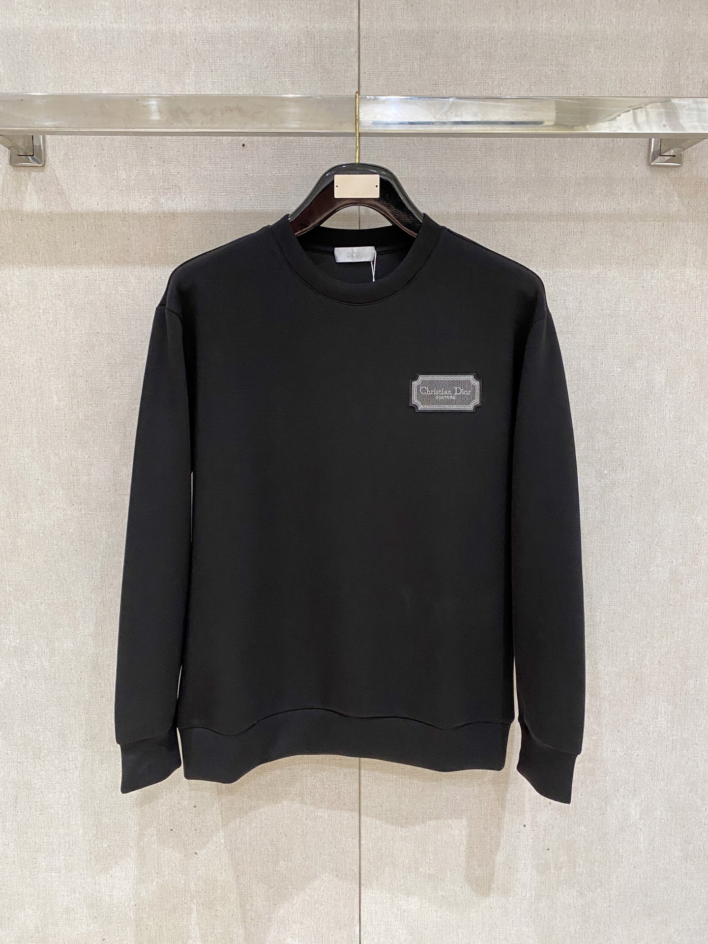 NO:600417,Dior 2025 Autumn and Winter Men's Letter Logo Pullover Space Cotton Sweatshirt Classic OS version, simple yet stylish. Daily sports and leisure business without pressure...Customer-supplied space knitted cotton, made through a micro-knitting three-dimensional process, the inside is as neat as scales, super texture, breathable and comfortable, the details and soft touch are invincible, the first choice for wearing alone! Color White/Black  Size XS/S/M/L,,dior,hoodie,sweatshirts,alexander wang19860909迪奥 2025秋冬男士字母标识套头太空棉卫衣 经典OS版型,简约而不失格调.日常运动休闲商务毫无压力... 客供太空针织棉,经由微型针织立体工艺过程制作,内里鳞甲般工整,质感超强,透气舒适,细节感和触感柔更是无敌,单穿内搭首选! 颜色白色/黑色 尺码XS/S/M/L,,dior,hoodie,sweatshirts,alexander wang,Men's clothing