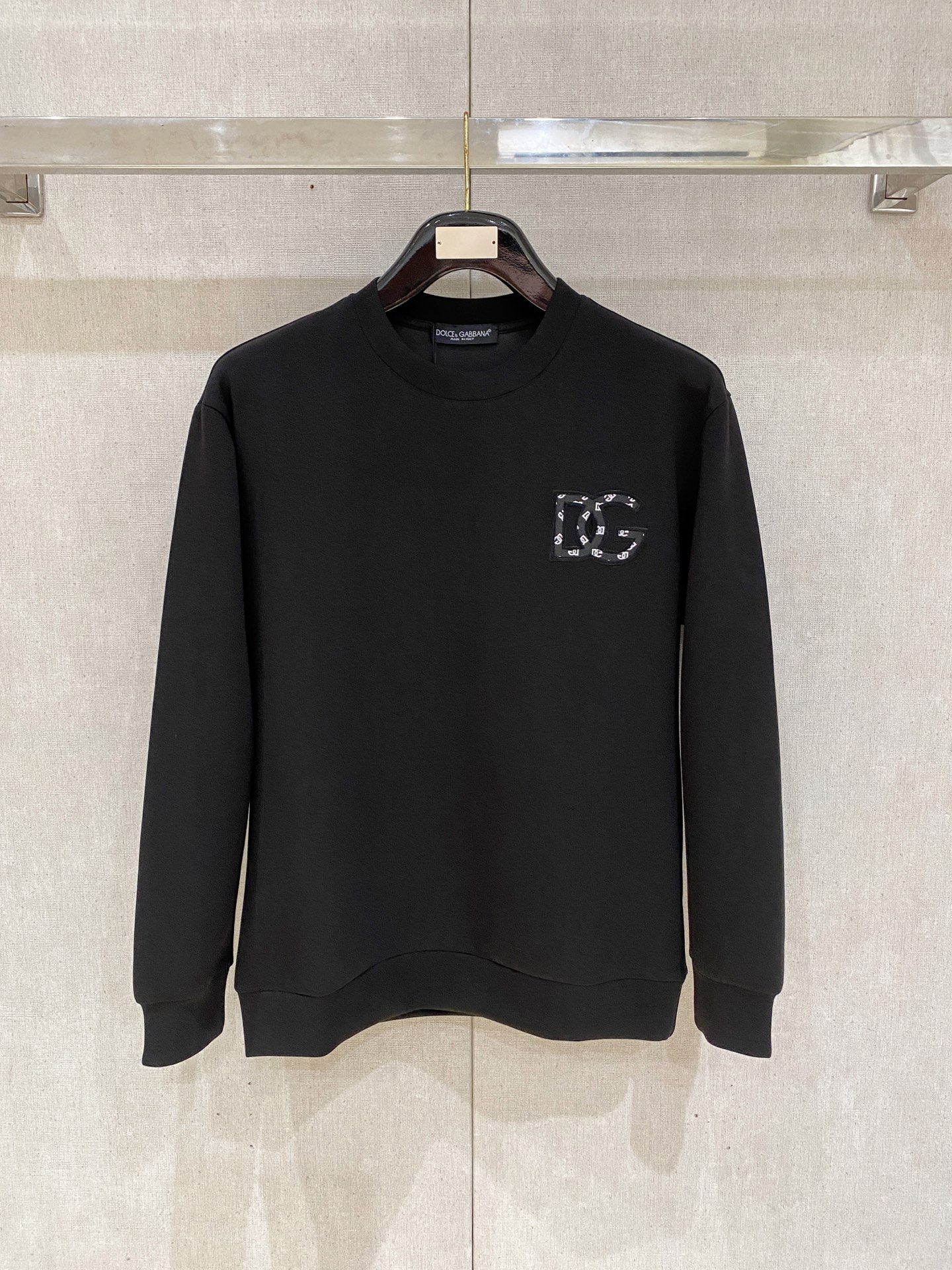 NO:600600,DG 2025 autumn and winter men's letter logo pullover space cotton sweatshirt. Classic OS version, simple yet stylish. Daily sports and leisure business without pressure...Customer-supplied space knitted cotton, made through a micro-knitting three-dimensional process, the inner lining is as neat as scales, super texture, breathable and comfortable, with an invincible sense of detail and soft touch. It is the first choice for single wear and inner wear! Color white/black  Size XS/S/M/L,,hoodie,sweatshirts,alexander wang19860909DG 2025秋冬男士字母标识套头太空棉卫衣 经典OS版型,简约而不失格调.日常运动休闲商务毫无压力... 客供太空针织棉,经由微型针织立体工艺过程制作,内里鳞甲般工整,质感超强,透气舒适,细节感和触感柔更是无敌,单穿内搭首选! 颜色白色/黑色 尺码XS/S/M/L,,hoodie,sweatshirts,alexander wang,Men's clothing