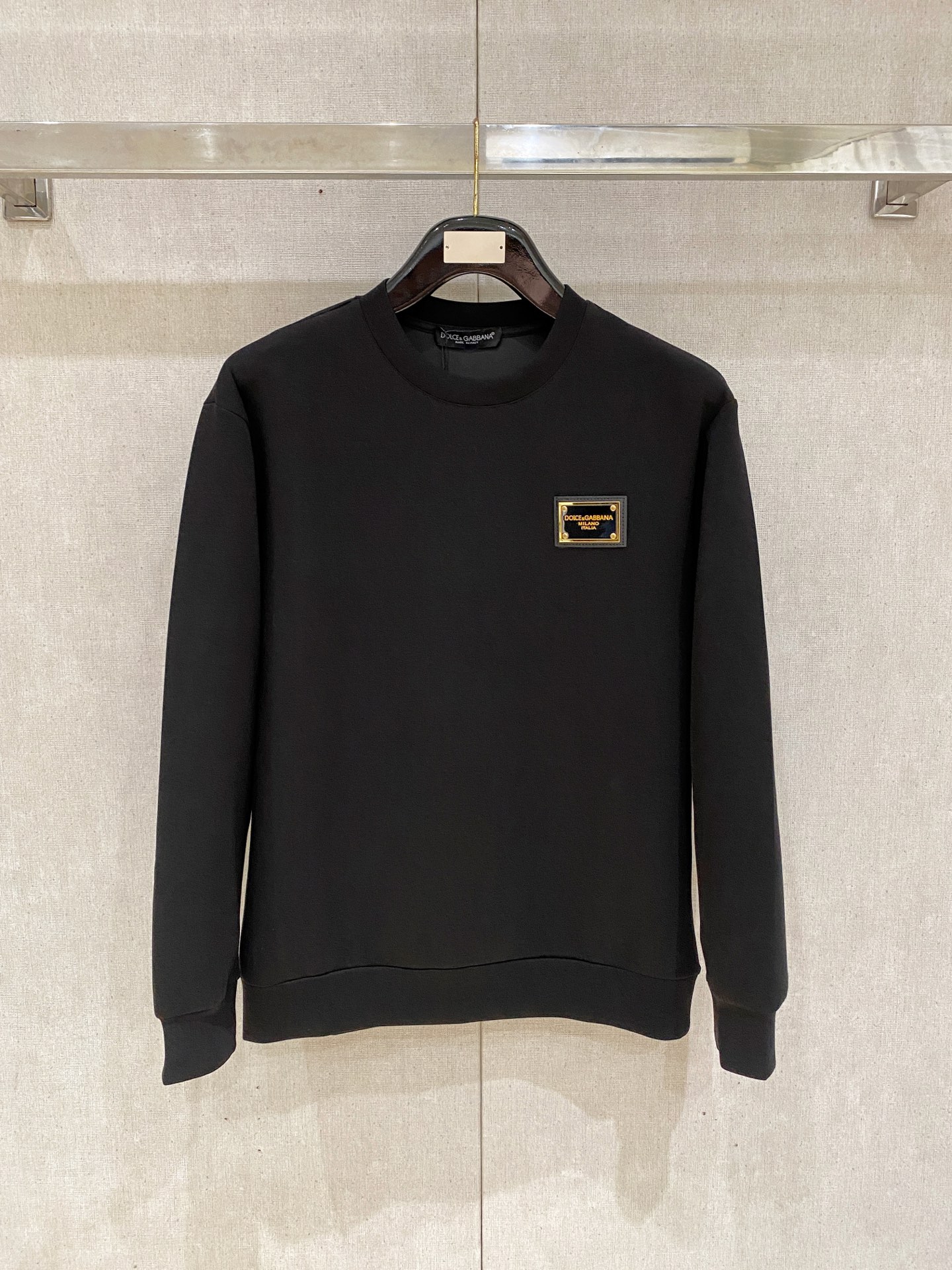 NO:600410,DG 2025 autumn and winter men's letter logo pullover space cotton sweatshirt. Classic OS version, simple yet stylish. Daily sports and leisure business without pressure...Customer-supplied space knitted cotton, made through a micro-knitting three-dimensional process, the inner lining is as neat as scales, super texture, breathable and comfortable, with an invincible sense of detail and soft touch. It is the first choice for single wear and inner wear! Color white/black  Size XS/S/M/L,,hoodie,sweatshirts,alexander wang19860909DG 2025秋冬男士字母标识套头太空棉卫衣 经典OS版型,简约而不失格调.日常运动休闲商务毫无压力... 客供太空针织棉,经由微型针织立体工艺过程制作,内里鳞甲般工整,质感超强,透气舒适,细节感和触感柔更是无敌,单穿内搭首选! 颜色白色/黑色 尺码XS/S/M/L,,hoodie,sweatshirts,alexander wang,Men's clothing