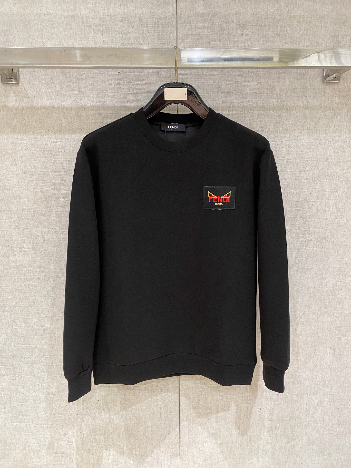 NO:600412,Fendi 2025 Autumn and Winter Men's Letter Logo Pullover Space Cotton Sweatshirt Classic OS version, simple yet stylish. Daily sports and leisure business without pressure...Customer-supplied space knitted cotton, made through a micro-knitting three-dimensional process, the inside is as neat as scales, super texture, breathable and comfortable, the details and soft touch are invincible, the first choice for wearing alone! Color White/Black  Size XS/S/M/L,,fendi,hoodie,sweatshirts,alexander wang19860909芬迪 2025秋冬男士字母标识套头太空棉卫衣 经典OS版型,简约而不失格调.日常运动休闲商务毫无压力... 客供太空针织棉,经由微型针织立体工艺过程制作,内里鳞甲般工整,质感超强,透气舒适,细节感和触感柔更是无敌,单穿内搭首选! 颜色白色/黑色 尺码XS/S/M/L,,fendi,hoodie,sweatshirts,alexander wang,Men's clothing