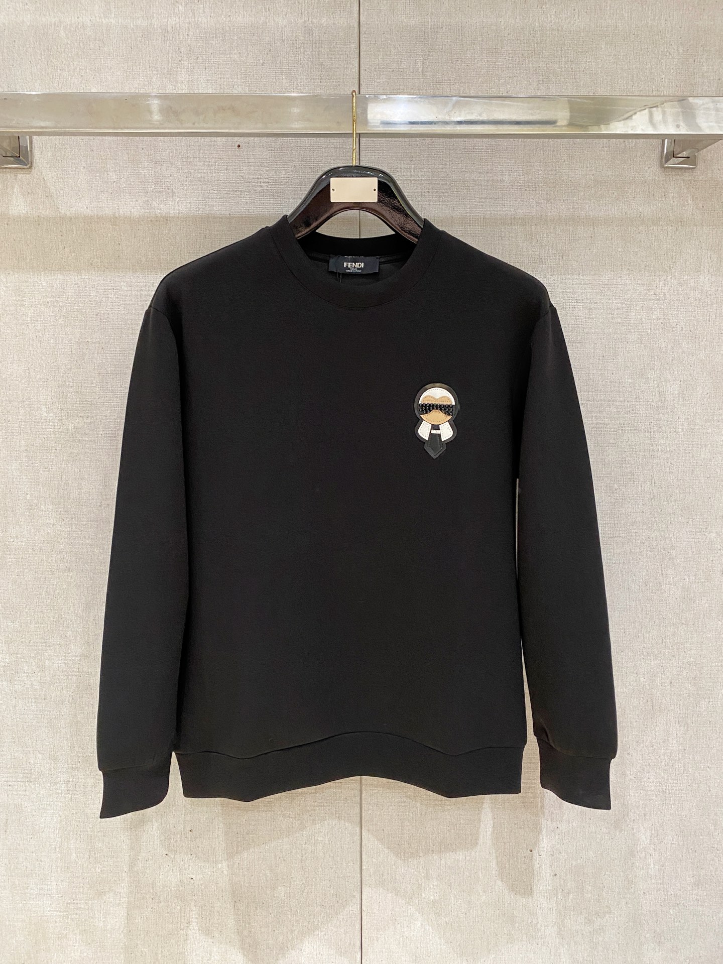 NO:600580,Fendi 2025 Autumn and Winter Men's Letter Logo Pullover Space Cotton Sweatshirt Classic OS version, simple yet stylish. Daily sports and leisure business without pressure...Customer-supplied space knitted cotton, made through a micro-knitting three-dimensional process, the inside is as neat as scales, super texture, breathable and comfortable, the details and soft touch are invincible, the first choice for wearing alone! Color White/Black  Size XS/S/M/L,,fendi,hoodie,sweatshirts,alexander wang19860909芬迪 2025秋冬男士字母标识套头太空棉卫衣 经典OS版型,简约而不失格调.日常运动休闲商务毫无压力... 客供太空针织棉,经由微型针织立体工艺过程制作,内里鳞甲般工整,质感超强,透气舒适,细节感和触感柔更是无敌,单穿内搭首选! 颜色白色/黑色 尺码XS/S/M/L,,fendi,hoodie,sweatshirts,alexander wang,Men's clothing