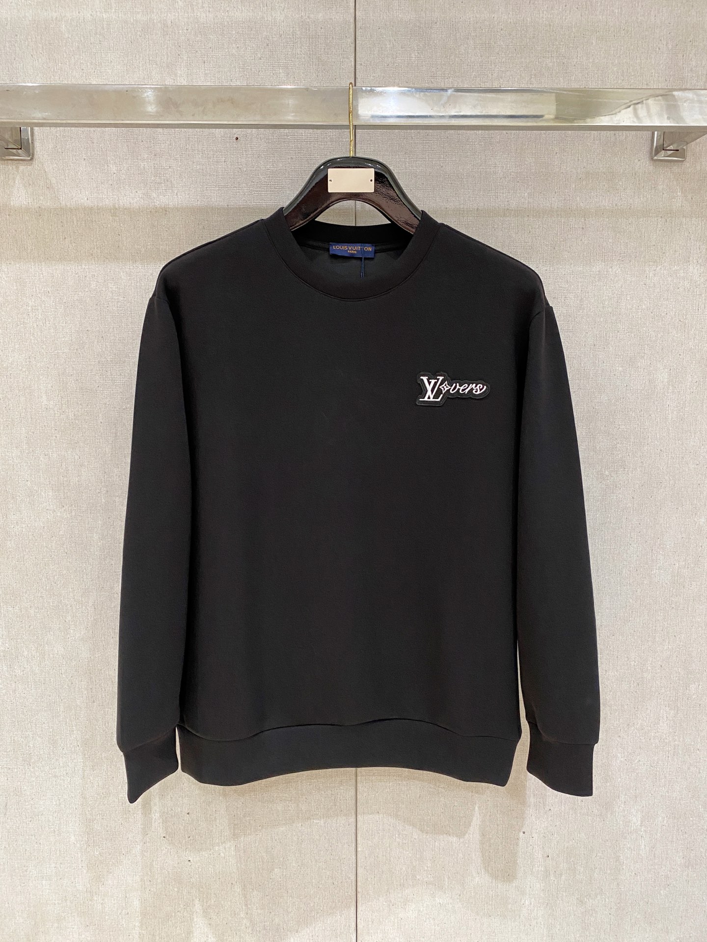 NO:600423,LV 2025 autumn and winter men's letter logo pullover space cotton sweatshirt. Classic OS version, simple yet stylish. Daily sports and leisure business without pressure...Customer-supplied space knitted cotton, made through micro-knitting three-dimensional process, the inside is as neat as scales, super texture, breathable and comfortable, the details and soft touch are invincible, the first choice for single wear and inner wear! Color white/black, size XS/S/M/L,, louis  vuitton,hoodie,sweatshirts,alexander wang19860909LV 2025秋冬男士字母标识套头太空棉卫衣 经典OS版型,简约而不失格调.日常运动休闲商务毫无压力... 客供太空针织棉,经由微型针织立体工艺过程制作,内里鳞甲般工整,质感超强,透气舒适,细节感和触感柔更是无敌,单穿内搭首选! 颜色白色/黑色 尺码XS/S/M/L,,louis vuitton,hoodie,sweatshirts,alexander wang,Men's clothing