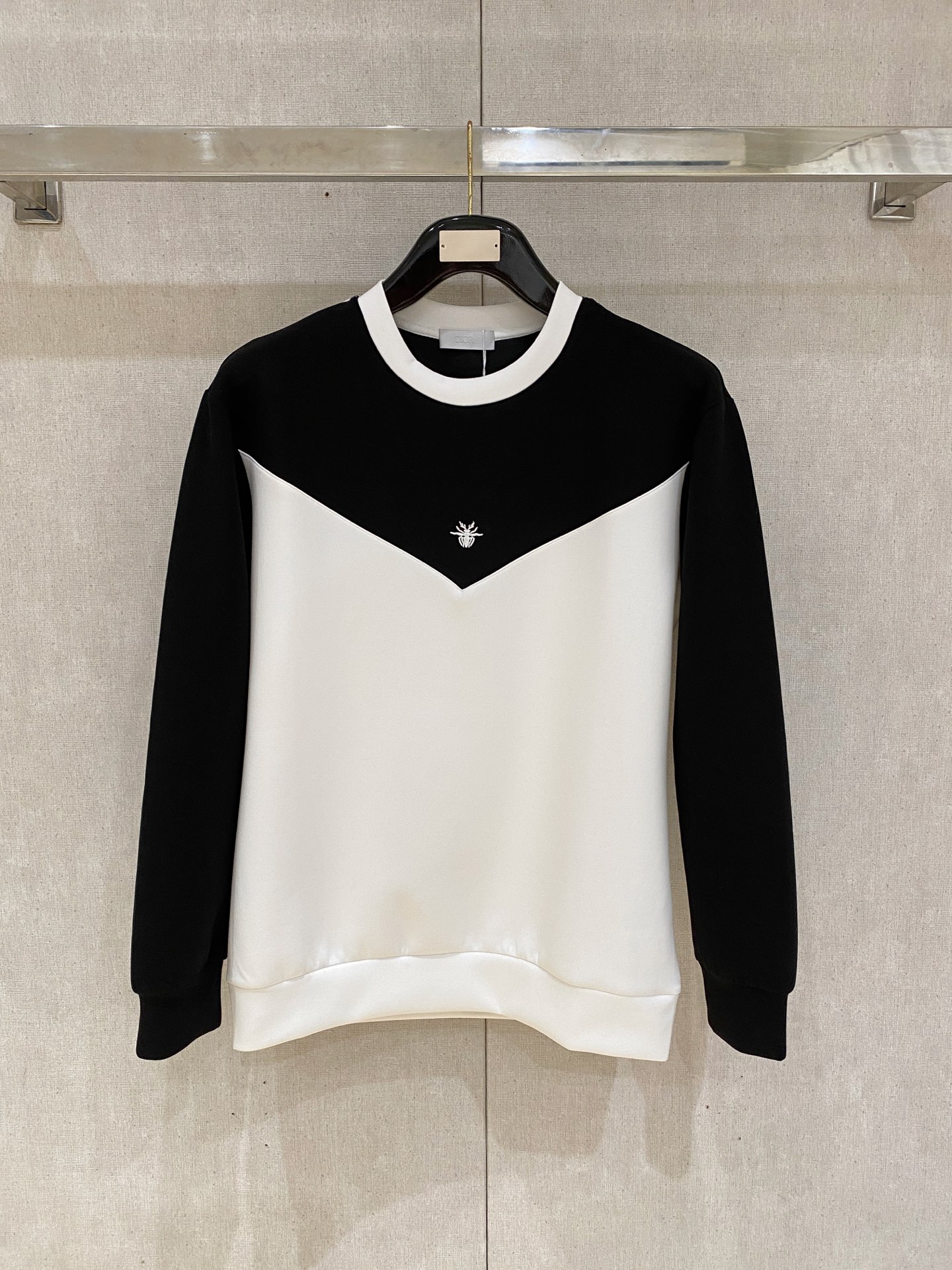 NO:600577,Dior 2025 Autumn and Winter Men's Letter Logo Pullover Space Cotton Sweatshirt Classic OS version, simple yet stylish. Daily sports and leisure business without pressure...Customer-supplied space knitted cotton, made through a micro-knitting three-dimensional process. The inside is as neat as scales, with super texture, breathable and comfortable, and an invincible sense of detail and soft touch. It is the first choice for single wear and inner wear! Color (Single Color)  Size XS/S/M/L,,dior,hoodie,sweatshirts,alexander wang19860909迪奥 2025秋冬男士字母标识套头太空棉卫衣 经典OS版型,简约而不失格调.日常运动休闲商务毫无压力... 客供太空针织棉,经由微型针织立体工艺过程制作,内里鳞甲般工整,质感超强,透气舒适,细节感和触感柔更是无敌,单穿内搭首选! 颜色(单色) 尺码XS/S/M/L,,dior,hoodie,sweatshirts,alexander wang,Men's clothing