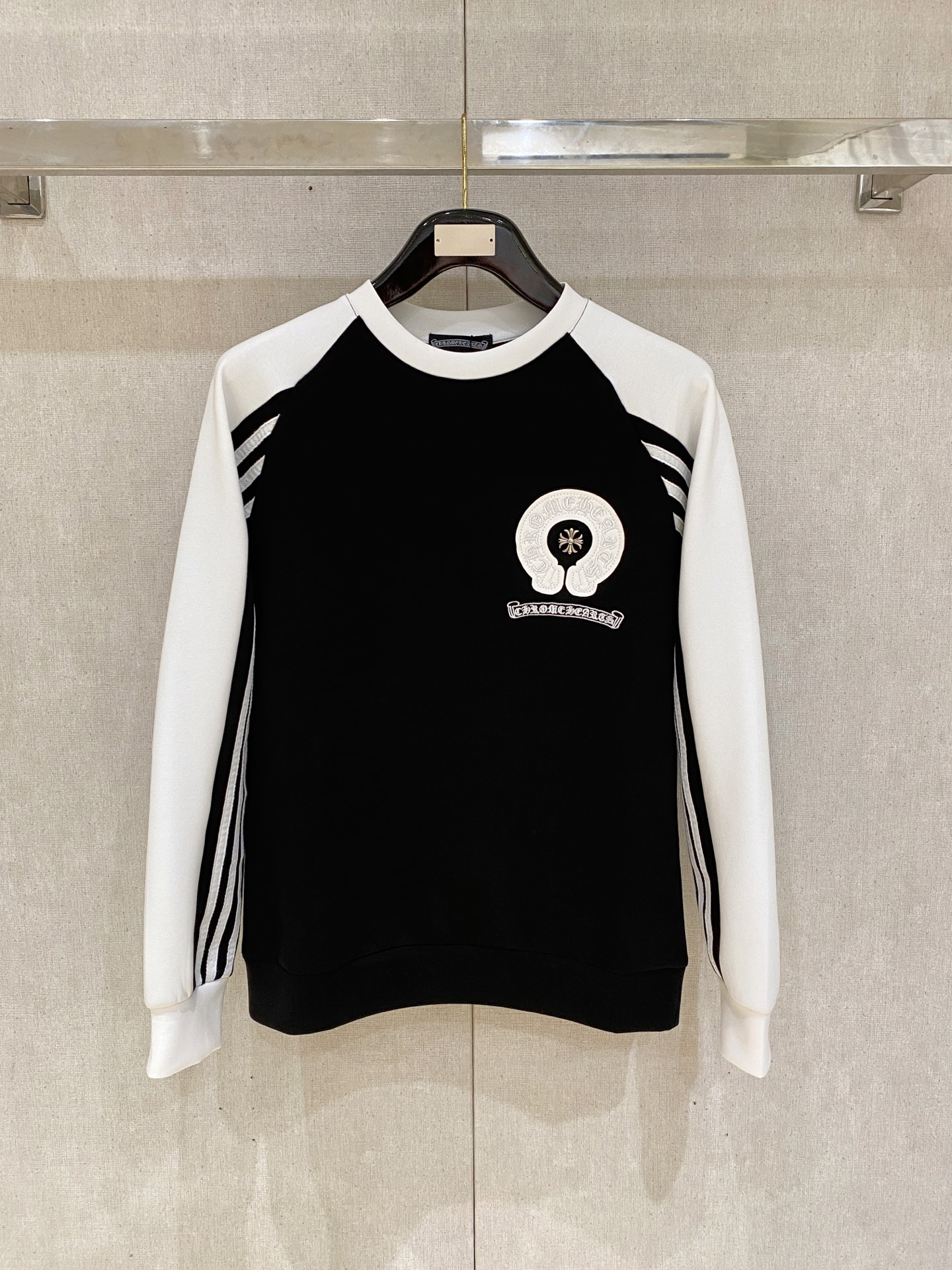 NO:600574,Kroxin 2025 Autumn and Winter Men's Letter Logo Pullover Space Cotton Sweatshirt Classic OS version, simple yet stylish. Daily sports and leisure business without pressure...Customer-supplied space knitted cotton, made through a micro-knitting three-dimensional process, the inside is as neat as scales, super texture, breathable and comfortable, the details and soft touch are invincible, the first choice for single wear and inner wear! Color (single color) Size XS/S/M/L,, chrome  hearts,hoodie,sweatshirts,alexander wang19860909克罗心 2025秋冬男士字母标识套头太空棉卫衣 经典OS版型,简约而不失格调.日常运动休闲商务毫无压力... 客供太空针织棉,经由微型针织立体工艺过程制作,内里鳞甲般工整,质感超强,透气舒适,细节感和触感柔更是无敌,单穿内搭首选! 颜色(单色) 尺码XS/S/M/L,,chrome hearts,hoodie,sweatshirts,alexander wang,Men's clothing