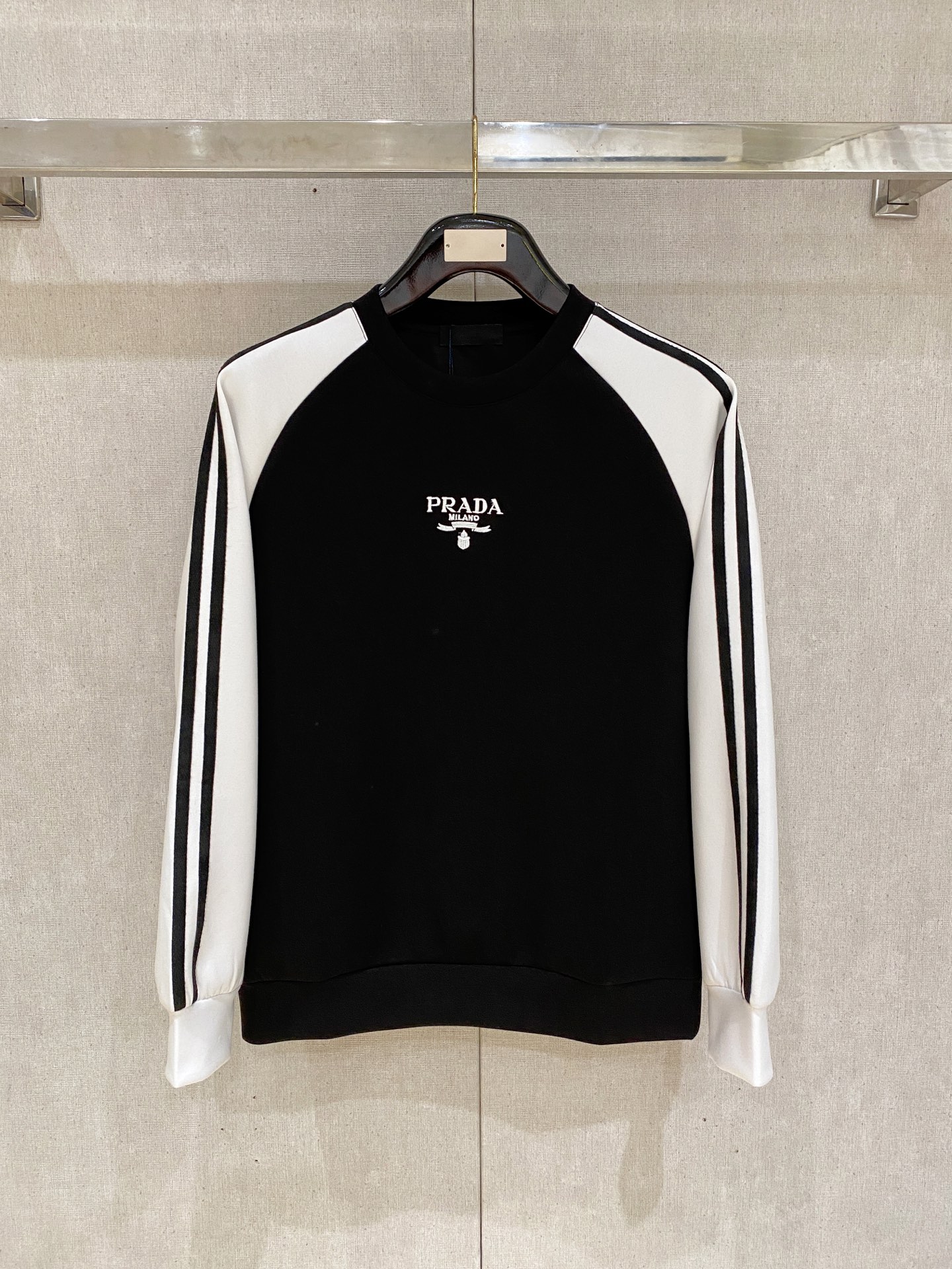 NO:600447,Prada 2025 Autumn and Winter Men's Letter Logo Pullover Space Cotton Sweatshirt Classic OS version, simple yet stylish. No pressure for daily sports, leisure and business...Customer-supplied space knitted cotton, made through a micro-knitting three-dimensional process, the interior is as neat as scales, has a super texture, is breathable and comfortable, and has an invincible sense of detail and soft touch. It is the first choice for single wear and inner wear! Color (Single Color)  Size XS/S/M/L,,prada,hoodie,sweatshirts,alexander wang19860909普拉达 2025秋冬男士字母标识套头太空棉卫衣 经典OS版型,简约而不失格调.日常运动休闲商务毫无压力... 客供太空针织棉,经由微型针织立体工艺过程制作,内里鳞甲般工整,质感超强,透气舒适,细节感和触感柔更是无敌,单穿内搭首选! 颜色(单色) 尺码XS/S/M/L,,prada,hoodie,sweatshirts,alexander wang,Men's clothing