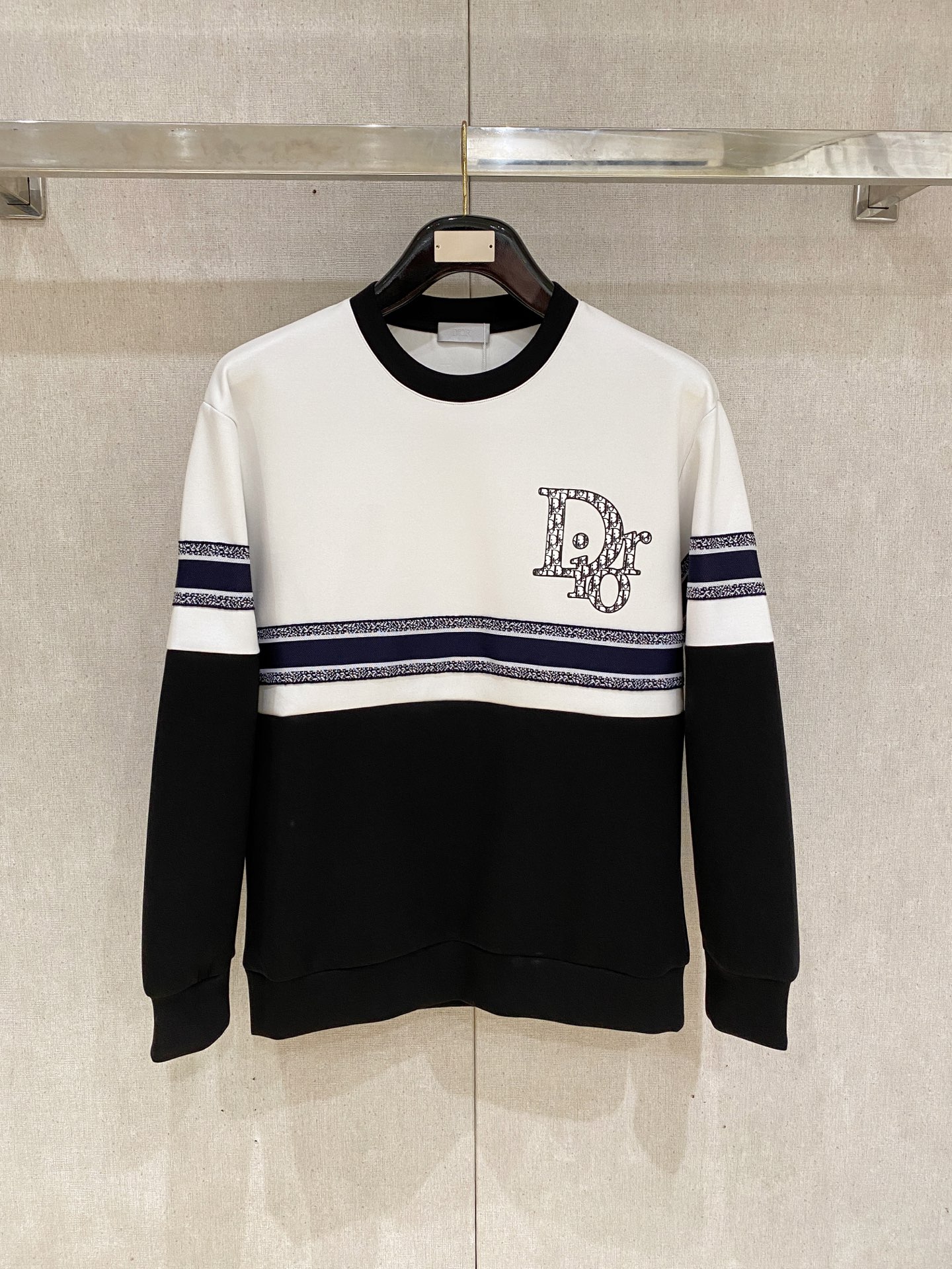 NO:600450,Dior 2025 Autumn and Winter Men's Letter Logo Pullover Space Cotton Sweatshirt Classic OS version, simple yet stylish. Daily sports and leisure business without pressure...Customer-supplied space knitted cotton, made through a micro-knitting three-dimensional process. The inside is as neat as scales, with super texture, breathable and comfortable, and an invincible sense of detail and soft touch. It is the first choice for single wear and inner wear! Color (Single Color)  Size XS/S/M/L,,dior,hoodie,sweatshirts,alexander wang19860909迪奥 2025秋冬男士字母标识套头太空棉卫衣 经典OS版型,简约而不失格调.日常运动休闲商务毫无压力... 客供太空针织棉,经由微型针织立体工艺过程制作,内里鳞甲般工整,质感超强,透气舒适,细节感和触感柔更是无敌,单穿内搭首选! 颜色(单色) 尺码XS/S/M/L,,dior,hoodie,sweatshirts,alexander wang,Men's clothing