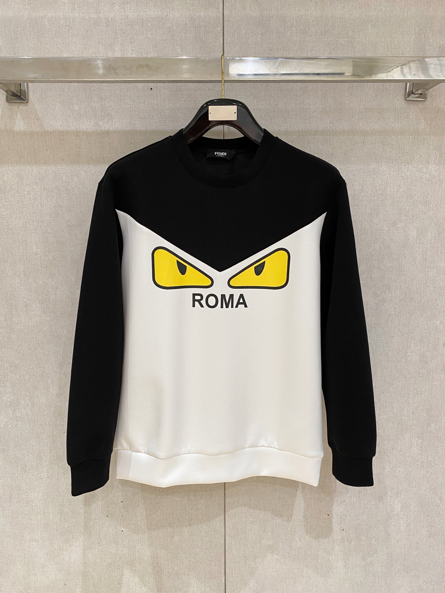 NO:600596,Fendi 2025 Autumn and Winter Men's Letter Logo Pullover Space Cotton Sweatshirt Classic OS version, simple yet stylish. Daily sports and leisure business without pressure...Customer-supplied space knitted cotton, made through a micro-knitting three-dimensional process, the inner lining is as neat as scales, super texture, breathable and comfortable, with an invincible sense of detail and soft touch. It is the first choice for single wear and inner wear! Color (Single Color)  Size XS/S/M/L,,fendi,hoodie,sweatshirts,alexander wang19860909芬迪 2025秋冬男士字母标识套头太空棉卫衣 经典OS版型,简约而不失格调.日常运动休闲商务毫无压力... 客供太空针织棉,经由微型针织立体工艺过程制作,内里鳞甲般工整,质感超强,透气舒适,细节感和触感柔更是无敌,单穿内搭首选! 颜色(单色) 尺码XS/S/M/L,,fendi,hoodie,sweatshirts,alexander wang,Men's clothing