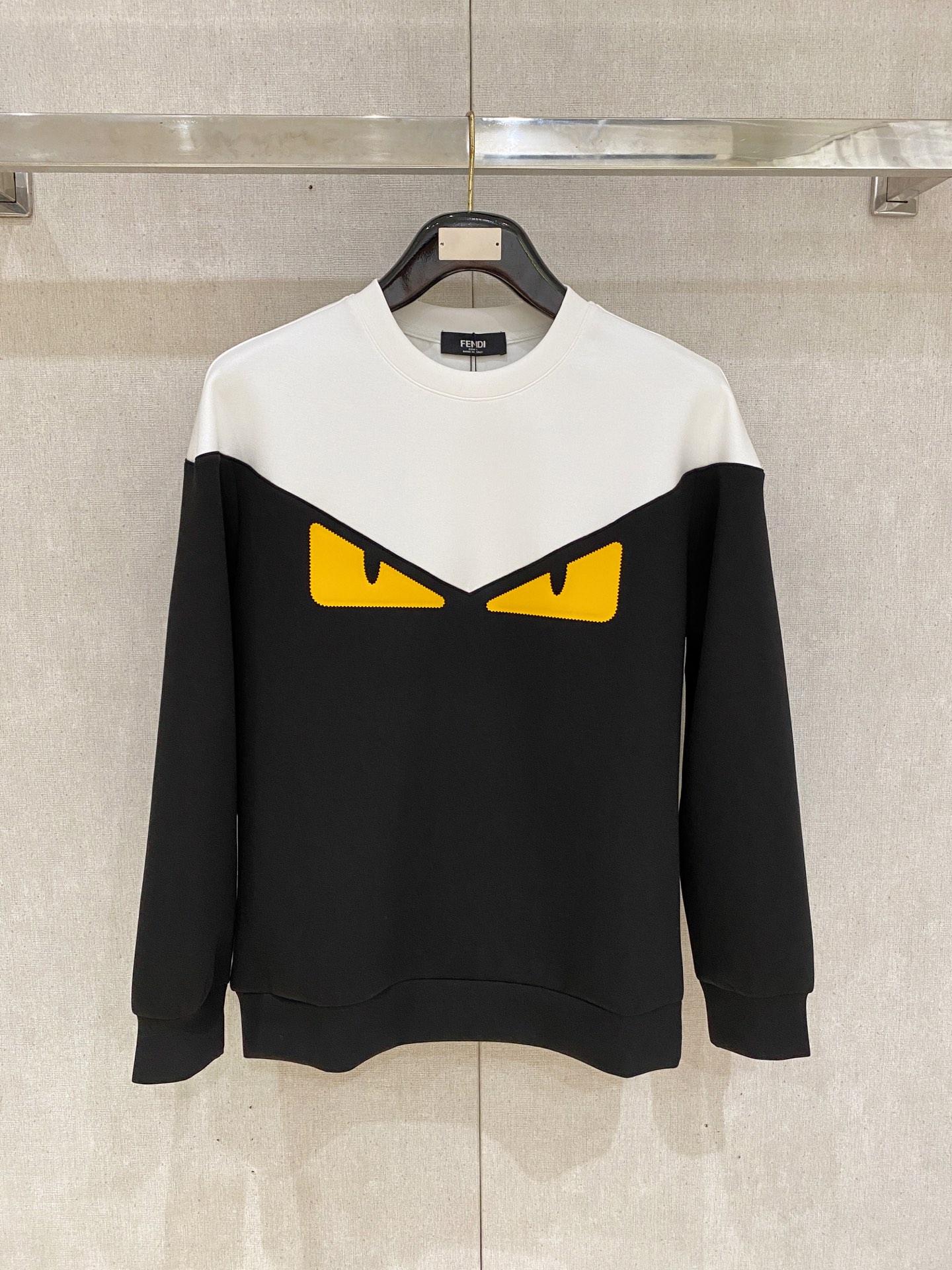 NO:600415,Fendi 2025 Autumn and Winter Men's Letter Logo Pullover Space Cotton Sweatshirt Classic OS version, simple yet stylish. Daily sports and leisure business without pressure...Customer-supplied space knitted cotton, made through a micro-knitting three-dimensional process, the inner lining is as neat as scales, super texture, breathable and comfortable, with an invincible sense of detail and soft touch. It is the first choice for single wear and inner wear! Color (Single Color)  Size XS/S/M/L,,fendi,hoodie,sweatshirts,alexander wang19860909芬迪 2025秋冬男士字母标识套头太空棉卫衣 经典OS版型,简约而不失格调.日常运动休闲商务毫无压力... 客供太空针织棉,经由微型针织立体工艺过程制作,内里鳞甲般工整,质感超强,透气舒适,细节感和触感柔更是无敌,单穿内搭首选! 颜色(单色) 尺码XS/S/M/L,,fendi,hoodie,sweatshirts,alexander wang,Men's clothing