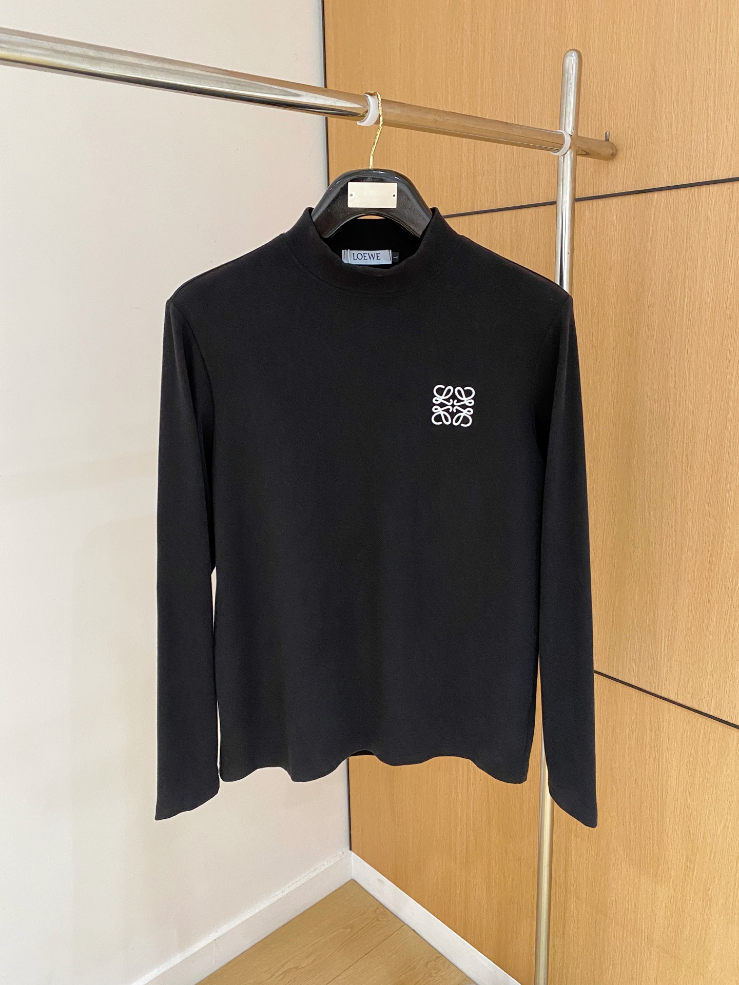 NO:625220,Luo Yiwei's new autumn and winter counter, fashionable casual bottoming long-sleeved T-shirt, made of imported high-density double-sided stretch cotton fabric, made with exquisite original logo, excellent in comfort and breathability, soft, anti-wrinkle, elastic and drapey. It is handsome whether worn alone or as an inner layer. It conforms to men's practical dressing habits, pursues luxury, noble and elegant style, and creates extraordinary men's taste. The visual effect is very good, the grade is very high, simple and fashionable, a must-have choice for leisure and business!  Size M-XXXL,,loewe,tees,t-shirt,alexander wang19860909罗意威 秋冬专柜新款 时尚休闲打底衫长袖T恤,精选进口高密度双面拉架棉面料,精致原版logo打造,舒适性与透气性兼优,柔软抗皱弹性和垂性极佳,无论是单穿或是内搭都是帅气十足,吻合了男性实用穿衣习惯,追求奢华高贵优雅风范,打造不凡男士品味,视觉效果非常赞,档次极高,简约时尚,休闲商务必备之选！ 码数M-XXXL,,loewe,tees，t-shirt,alexander wang,Men's clothing