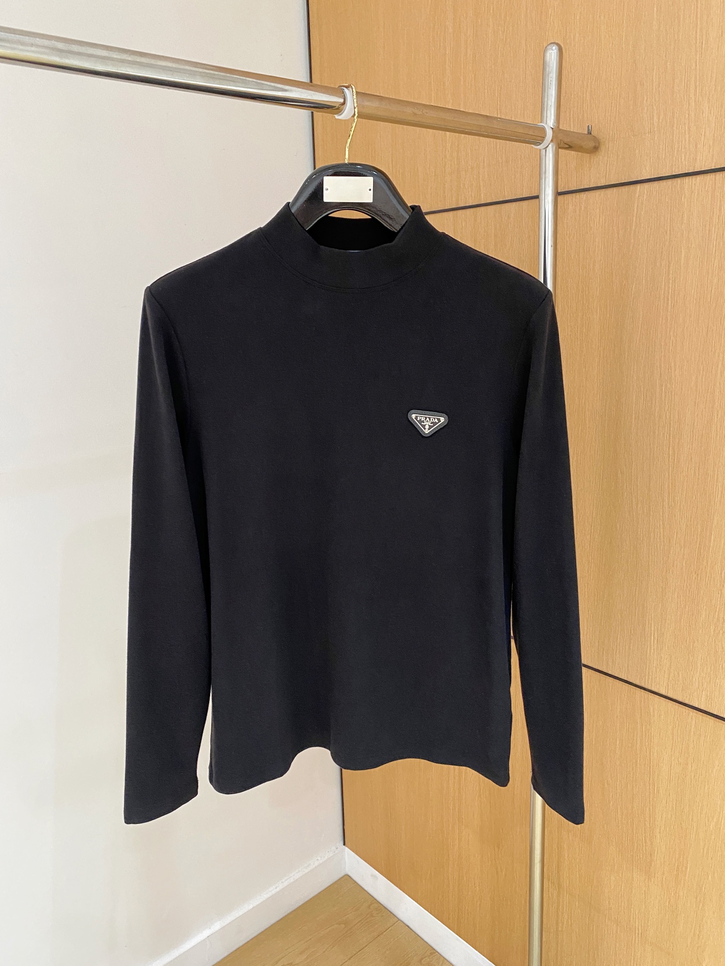 NO:625215,PRADA's new autumn and winter counter, fashionable casual bottoming long-sleeved T-shirt, made of imported high-density double-sided stretch cotton fabric, made of exquisite original logo, excellent in comfort and breathability, soft, anti-wrinkle, elastic and drapey. It is handsome whether worn alone or as an inner layer. It conforms to men's practical dressing habits, pursues luxury, noble and elegant style, and creates extraordinary men's taste. The visual effect is very good, the grade is very high, simple and fashionable, a must-have choice for leisure and business!  Size M-XXXL,,prada,prada,tees,t-shirt,alexander wang19860909普拉达PRADA 秋冬专柜新款 时尚休闲打底衫长袖T恤,精选进口高密度双面拉架棉面料,精致原版logo打造,舒适性与透气性兼优,柔软抗皱弹性和垂性极佳,无论是单穿或是内搭都是帅气十足,吻合了男性实用穿衣习惯,追求奢华高贵优雅风范,打造不凡男士品味,视觉效果非常赞,档次极高,简约时尚,休闲商务必备之选！ 码数M-XXXL,,prada,prada,tees，t-shirt,alexander wang,Men's clothing