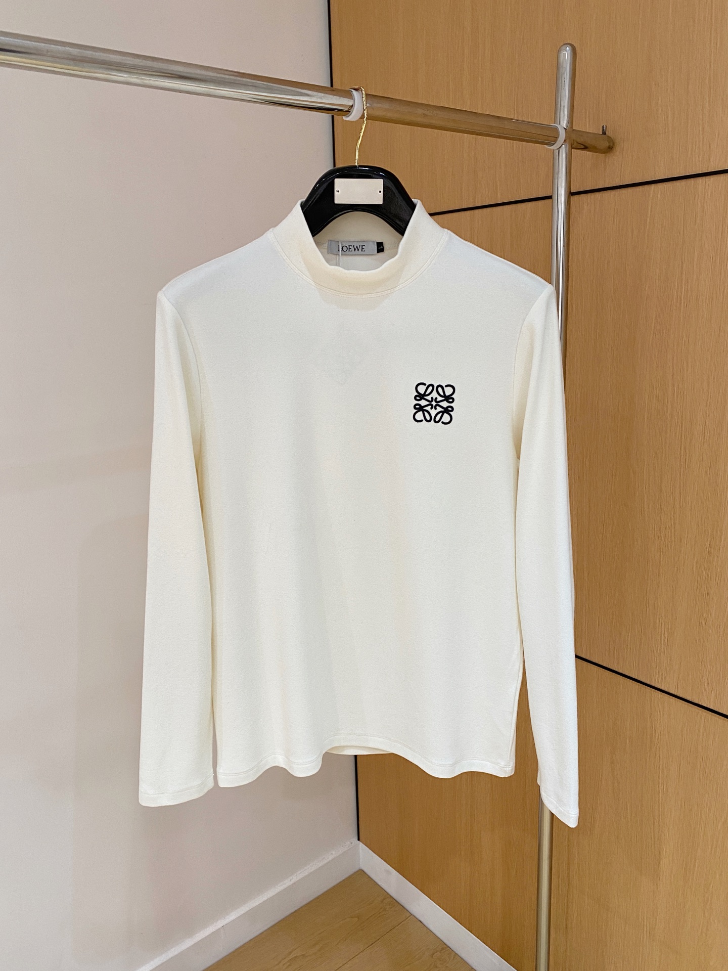 NO:614990,Loewe's new 2025 autumn and winter counter, fashionable casual bottoming long-sleeved T-shirt, made of imported high-density double-sided stretch cotton fabric, made of exquisite original logo, excellent in comfort and breathability, soft, anti-wrinkle, elastic and excellent drape. It is handsome whether worn alone or as an inner layer. It conforms to men's practical dressing habits, pursues luxury, noble and elegant style, creates extraordinary men's taste, the visual effect is very good, extremely high-grade, simple and fashionable, a must-have choice for leisure and business!  Size M-XXXL,,loewe,tees,t-shirt,alexander wang19860909罗意威 2025秋冬专柜新款 时尚休闲打底衫长袖T恤,精选进口高密度双面拉架棉面料,精致原版logo打造,舒适性与透气性兼优,柔软抗皱弹性和垂性极佳,无论是单穿或是内搭都是帅气十足,吻合了男性实用穿衣习惯,追求奢华高贵优雅风范,打造不凡男士品味,视觉效果非常赞,档次极高,简约时尚,休闲商务必备之选！ 码数M-XXXL,,loewe,tees，t-shirt,alexander wang,Men's clothing