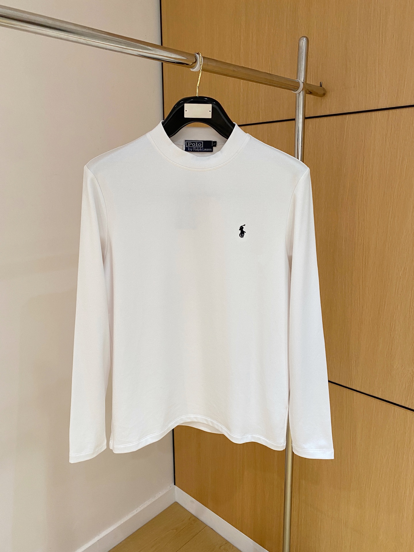 NO:614967,Ralph Lauren 2025 Autumn and Winter counter new fashion casual bottoming long-sleeved T-shirt, made of imported high-density double-sided stretch cotton fabric, made of exquisite original logo, excellent in comfort and breathability, soft and anti-wrinkle, elastic and drapey. It is handsome whether worn alone or as an inner layer. It conforms to men's practical dressing habits, pursues luxury, noble and elegant style, creates extraordinary men's taste, the visual effect is very good, the grade is very high, simple and fashionable, a must-have choice for leisure and business!  Size M-XXXL,,tees,t-shirt,alexander wang19860909拉夫劳伦 2025秋冬专柜新款 时尚休闲打底衫长袖T恤,精选进口高密度双面拉架棉面料,精致原版logo打造,舒适性与透气性兼优,柔软抗皱弹性和垂性极佳,无论是单穿或是内搭都是帅气十足,吻合了男性实用穿衣习惯,追求奢华高贵优雅风范,打造不凡男士品味,视觉效果非常赞,档次极高,简约时尚,休闲商务必备之选！ 码数M-XXXL,,tees，t-shirt,alexander wang,Men's clothing