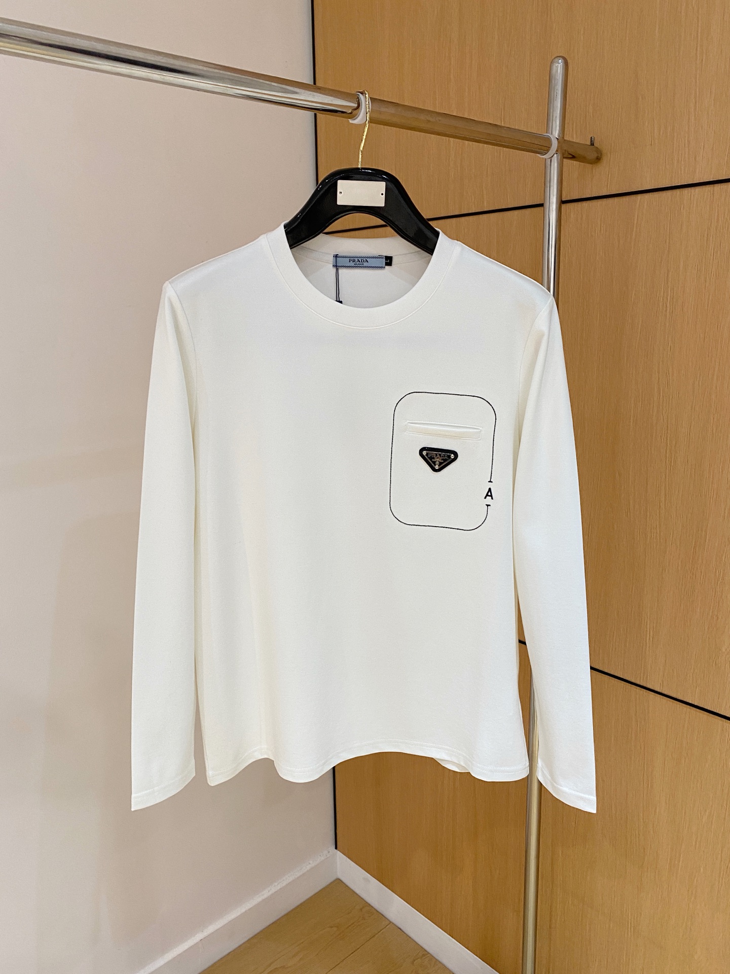 NO:614975,PRADA's new 2025 autumn and winter counter, fashionable casual bottoming long-sleeved T-shirt, made of imported high-density double-sided stretch cotton fabric, made with exquisite original logo, excellent in comfort and breathability, soft, anti-wrinkle, elastic and excellent drape. It is very handsome whether worn alone or as an inner layer. It conforms to men's practical dressing habits, pursues luxury, noble and elegant style, creates extraordinary men's taste, the visual effect is very good, extremely high-grade, simple and fashionable, a must-have choice for leisure and business!  Size M-XXXL,,prada,prada,tees,t-shirt,alexander wang19860909普拉达PRADA 2025秋冬专柜新款 时尚休闲打底衫长袖T恤,精选进口高密度双面拉架棉面料,精致原版logo打造,舒适性与透气性兼优,柔软抗皱弹性和垂性极佳,无论是单穿或是内搭都是帅气十足,吻合了男性实用穿衣习惯,追求奢华高贵优雅风范,打造不凡男士品味,视觉效果非常赞,档次极高,简约时尚,休闲商务必备之选！ 码数M-XXXL,,prada,prada,tees，t-shirt,alexander wang,Men's clothing